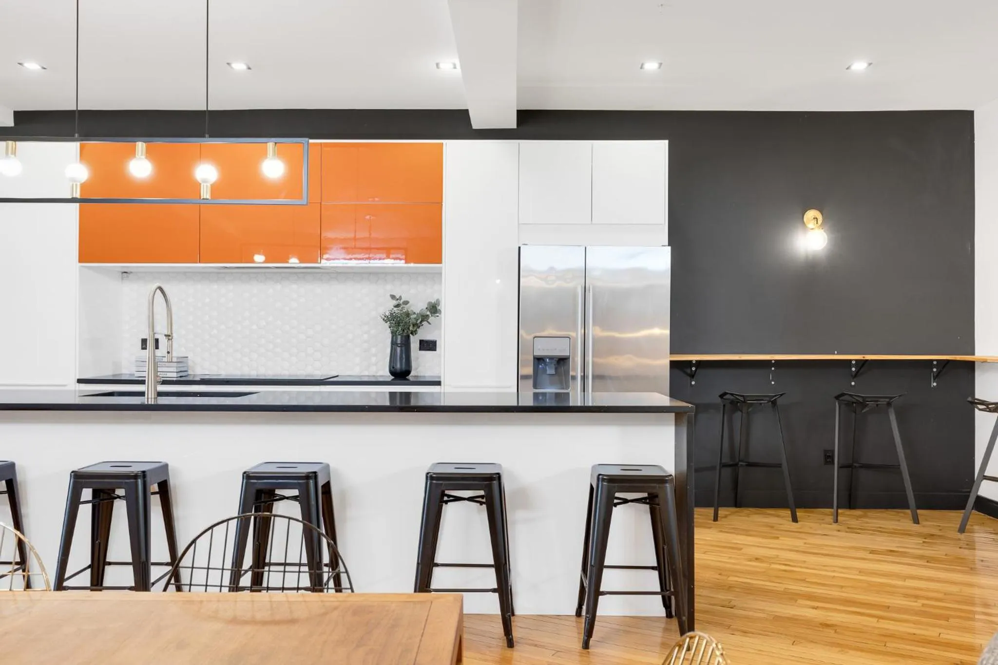 Kitchen or kitchenette in LiV MTL Plaza