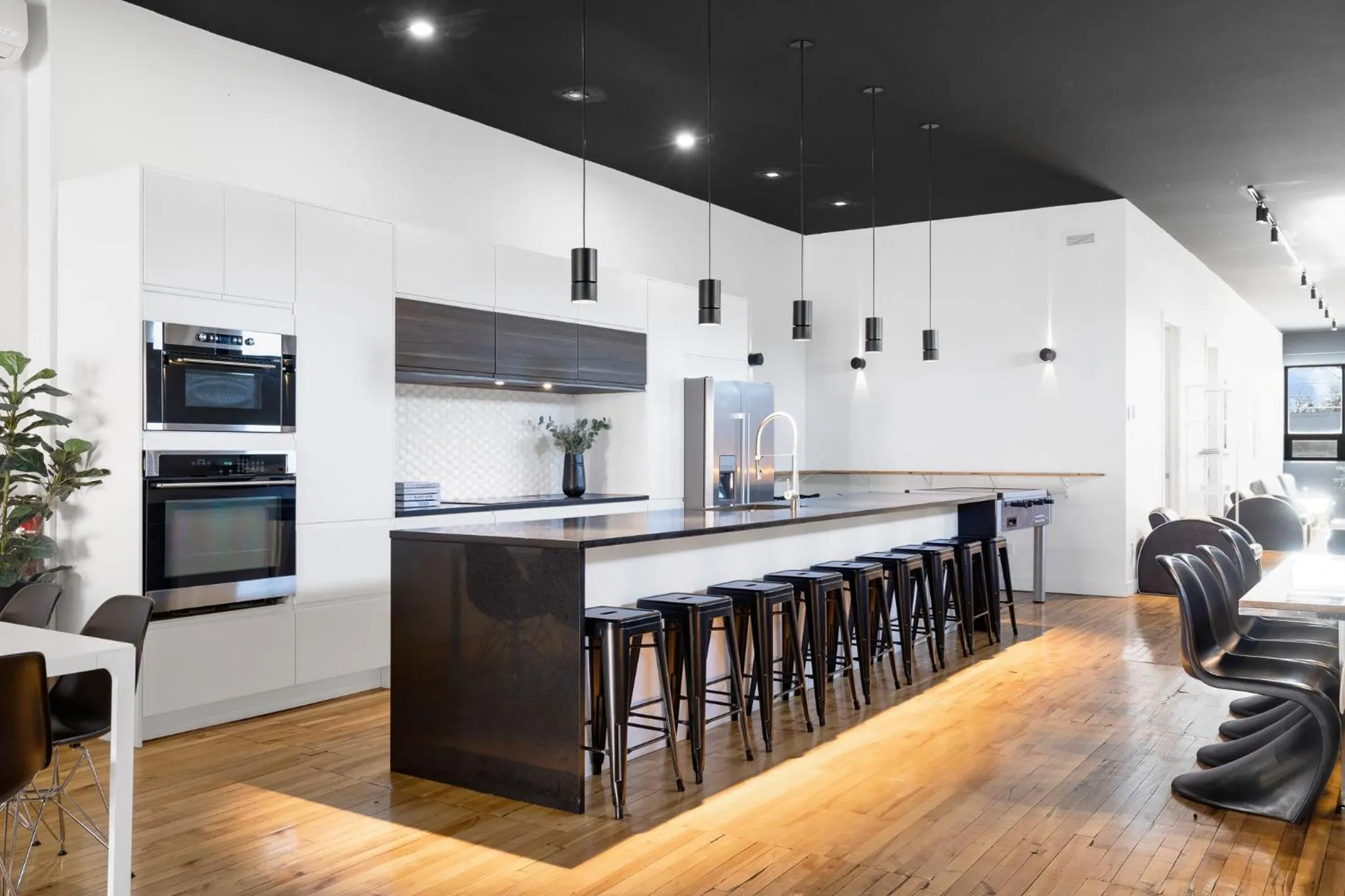 TV and multimedia in LiV MTL Plaza