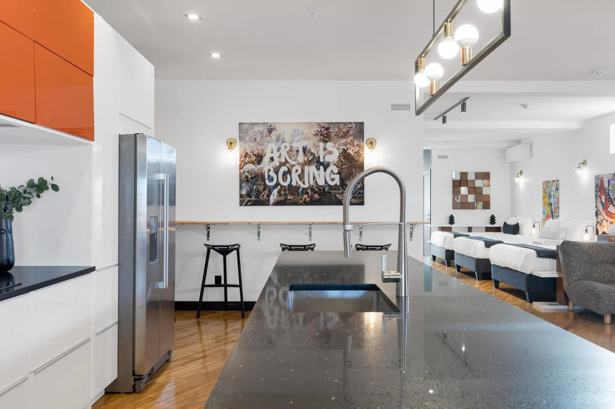 Kitchen or kitchenette in LiV MTL Plaza