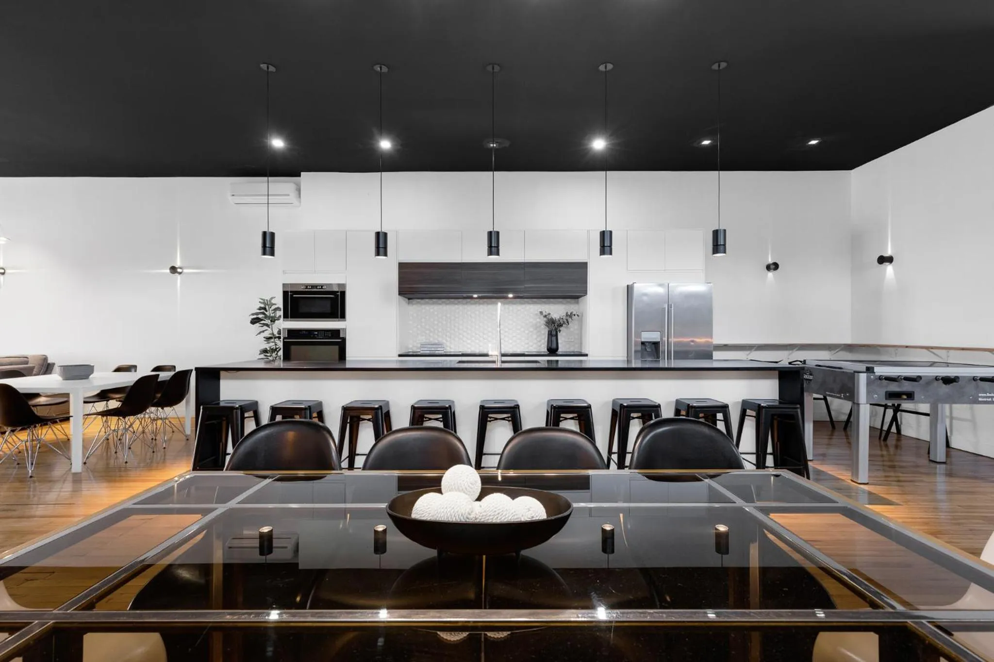 Kitchen or kitchenette in LiV MTL Plaza