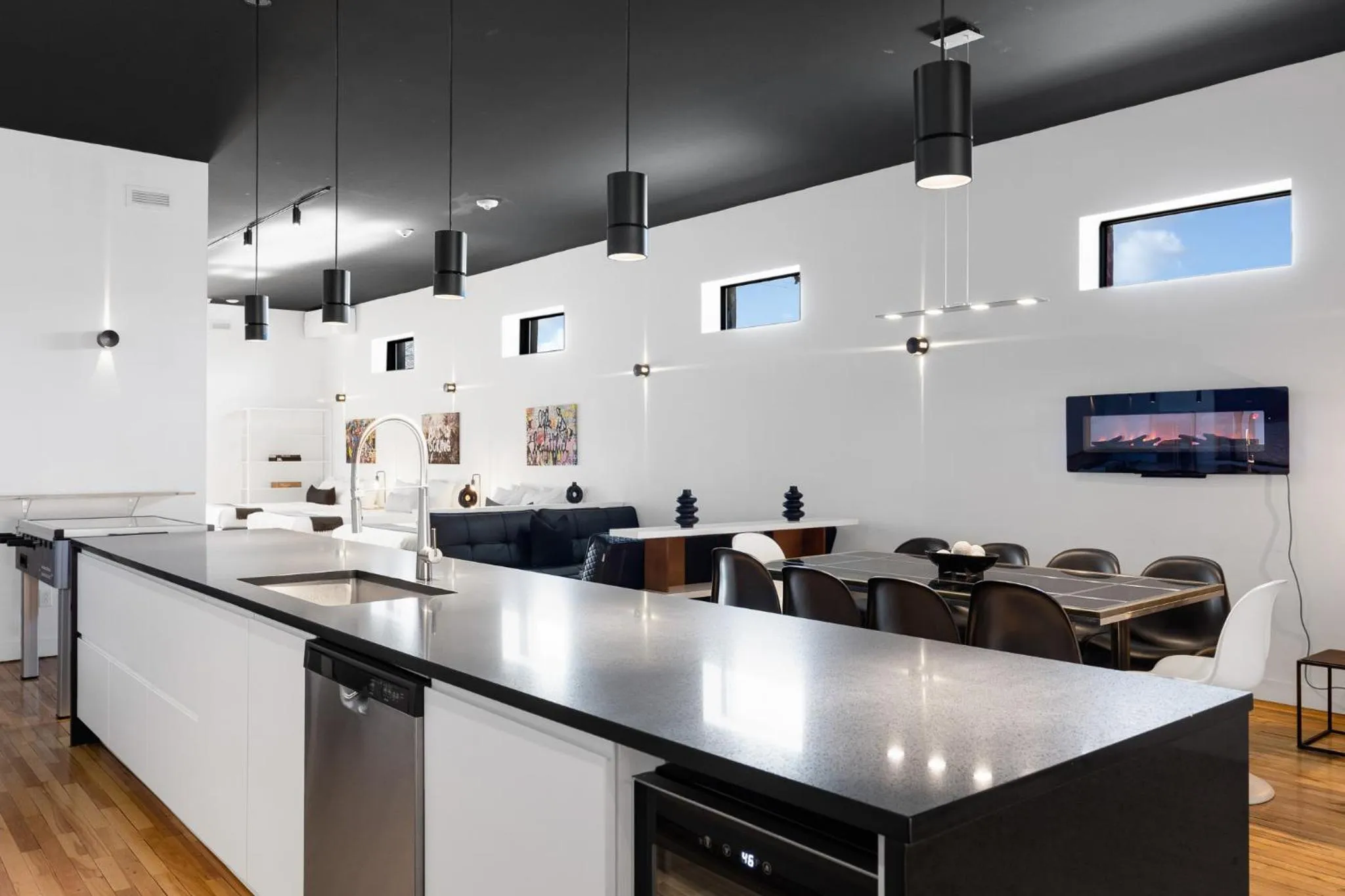 Kitchen or kitchenette in LiV MTL Plaza