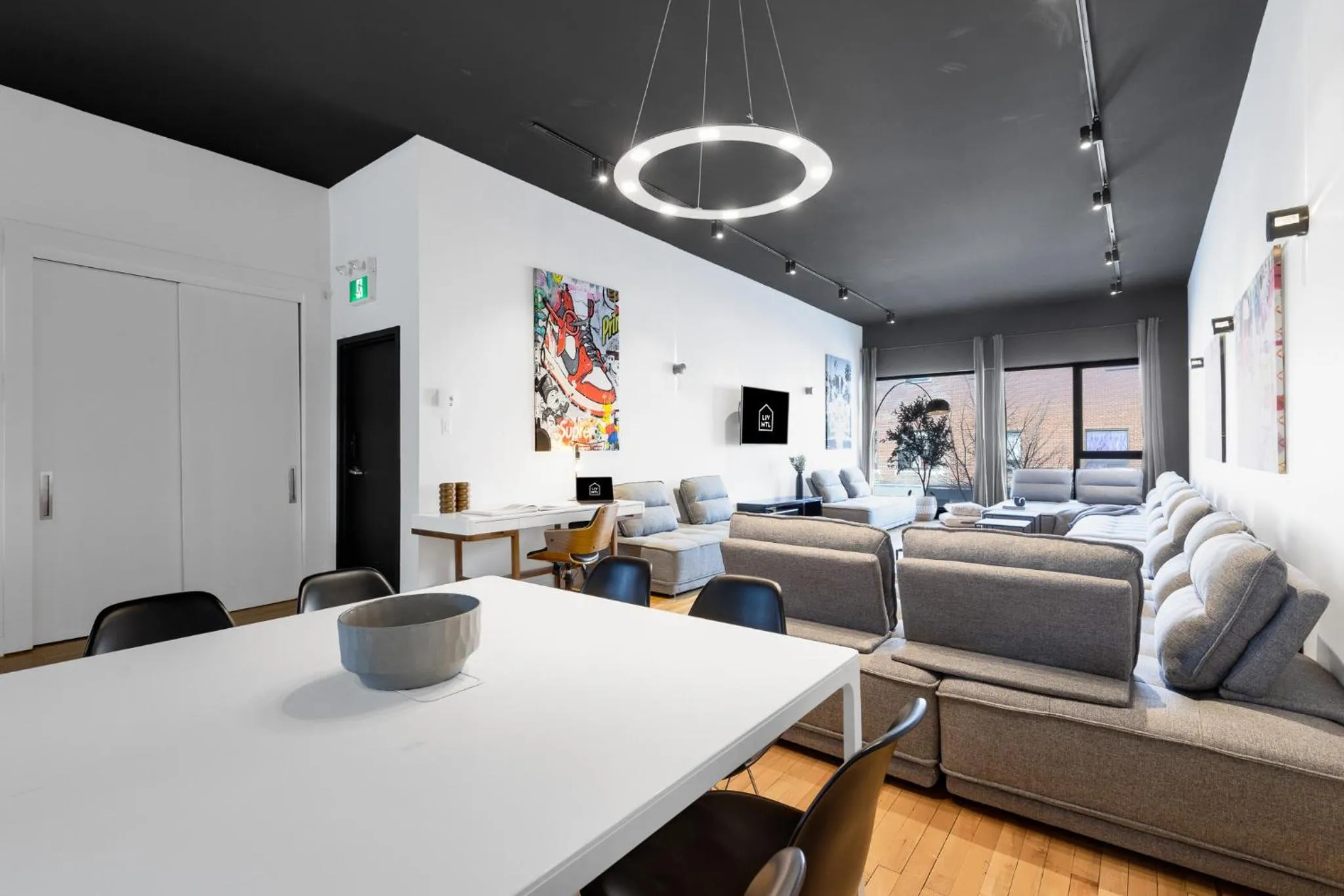 TV and multimedia in LiV MTL Plaza