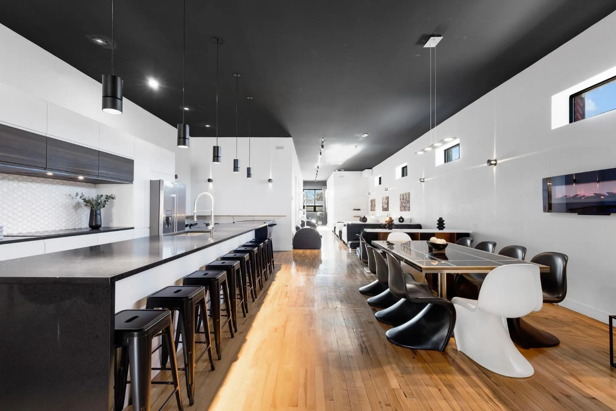 TV and multimedia in LiV MTL Plaza