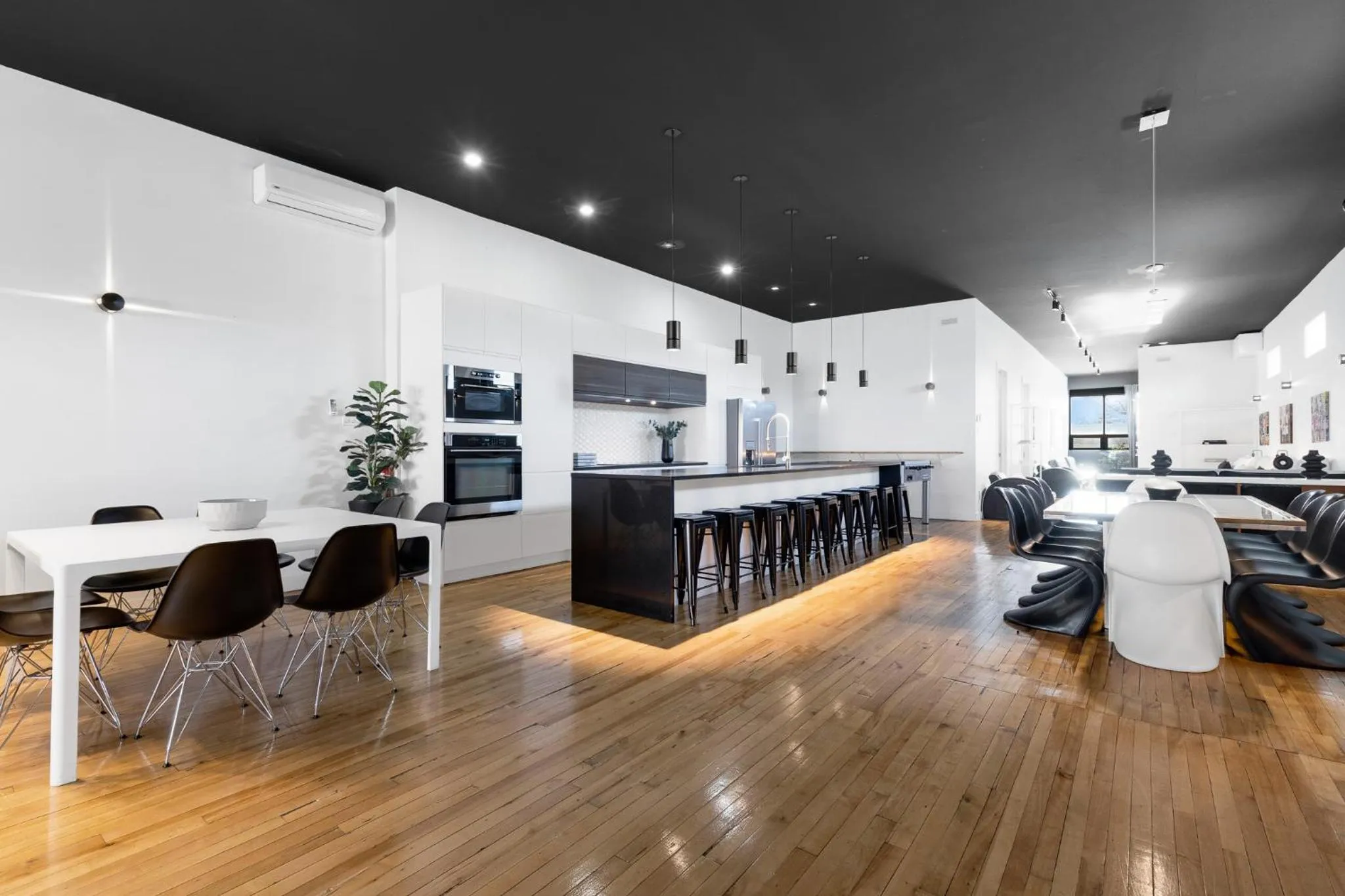 Kitchen or kitchenette in LiV MTL Plaza