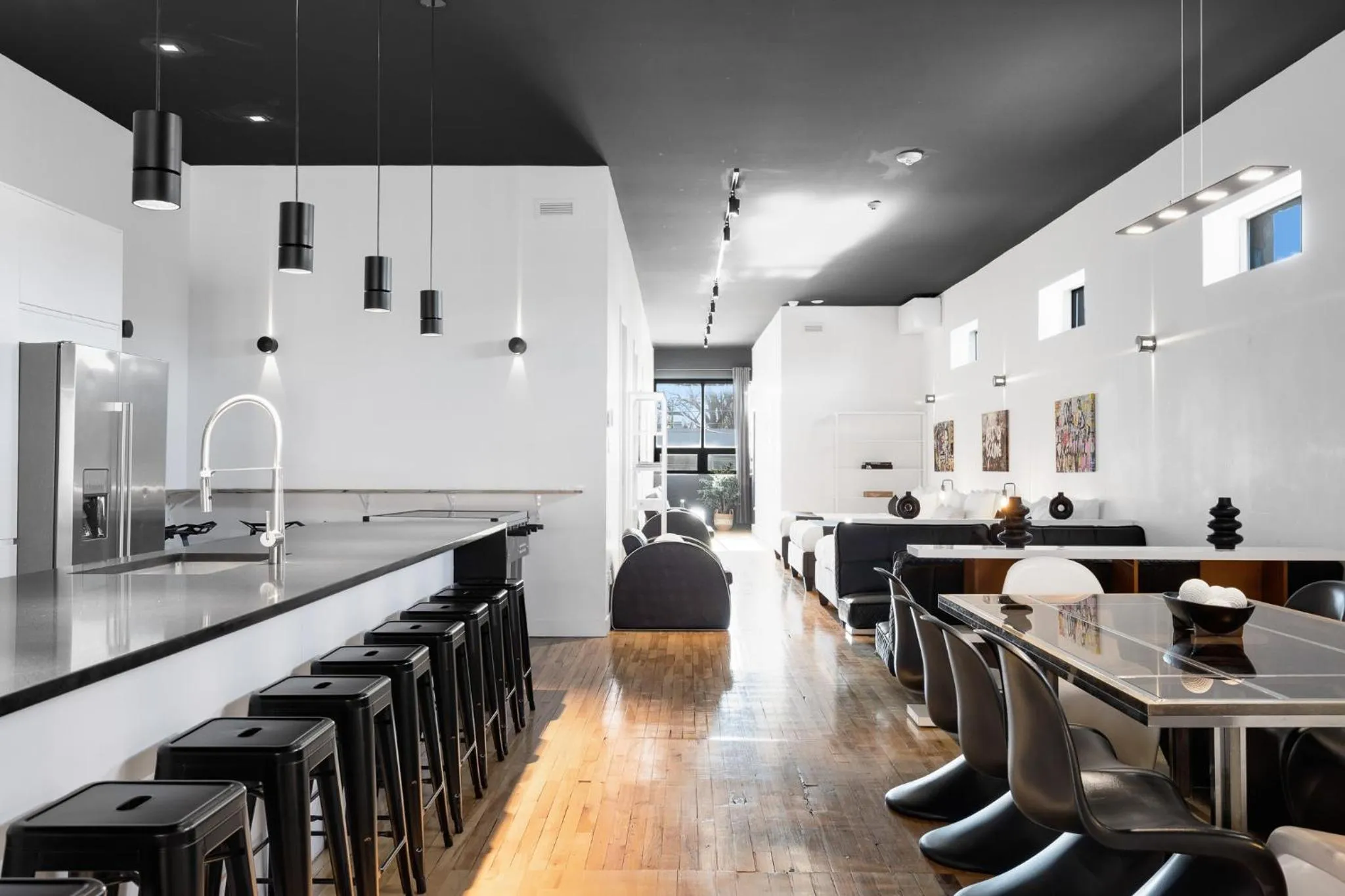 Kitchen or kitchenette in LiV MTL Plaza