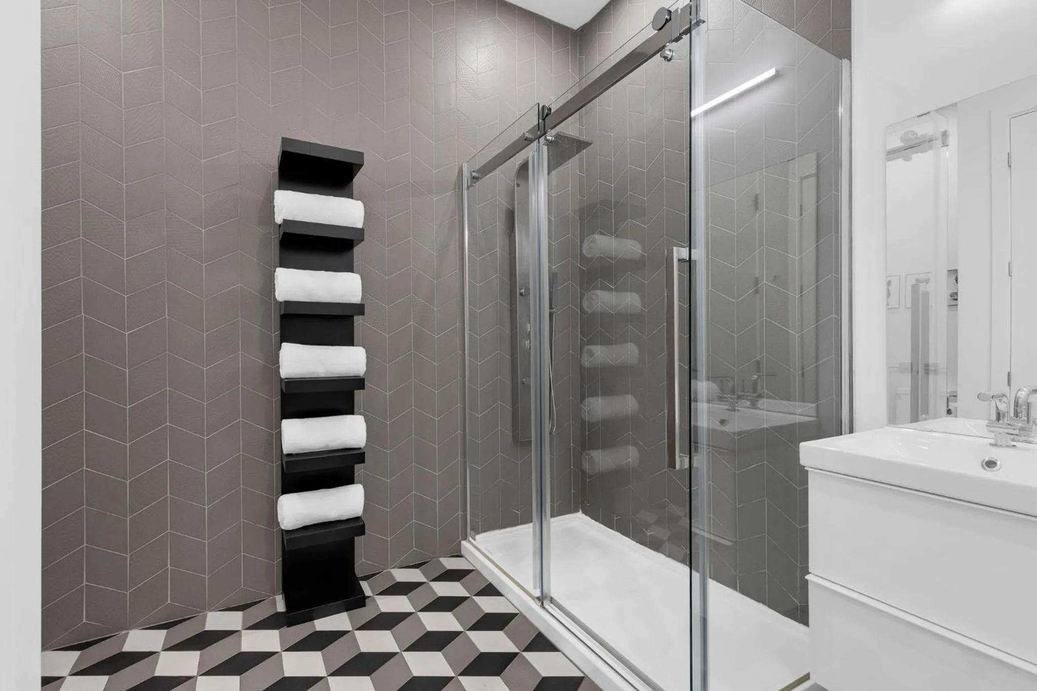 Shower in LiV MTL Plaza