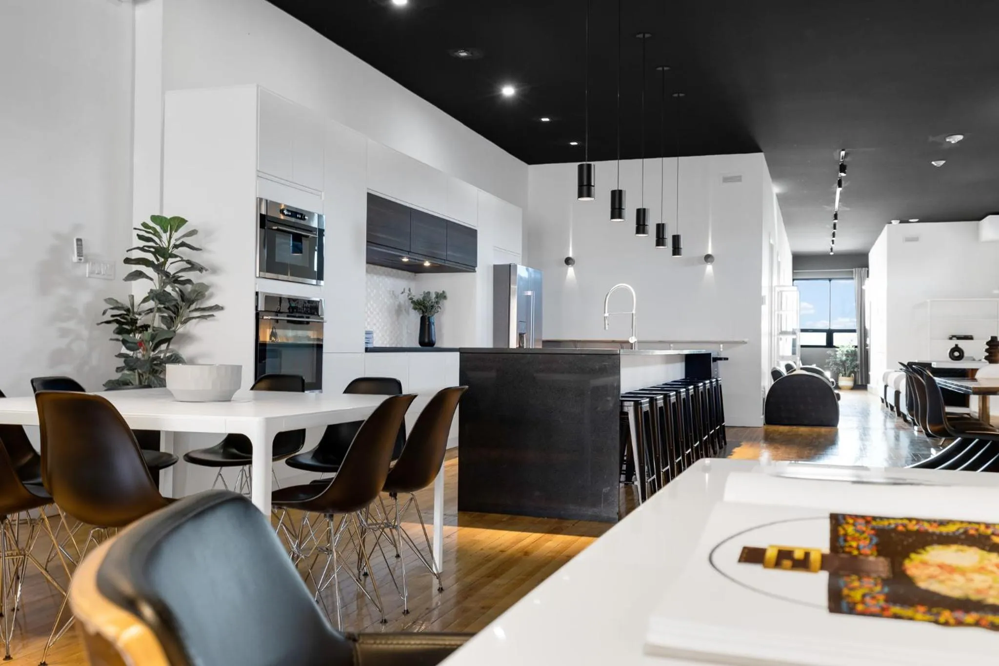 Kitchen or kitchenette in LiV MTL Plaza