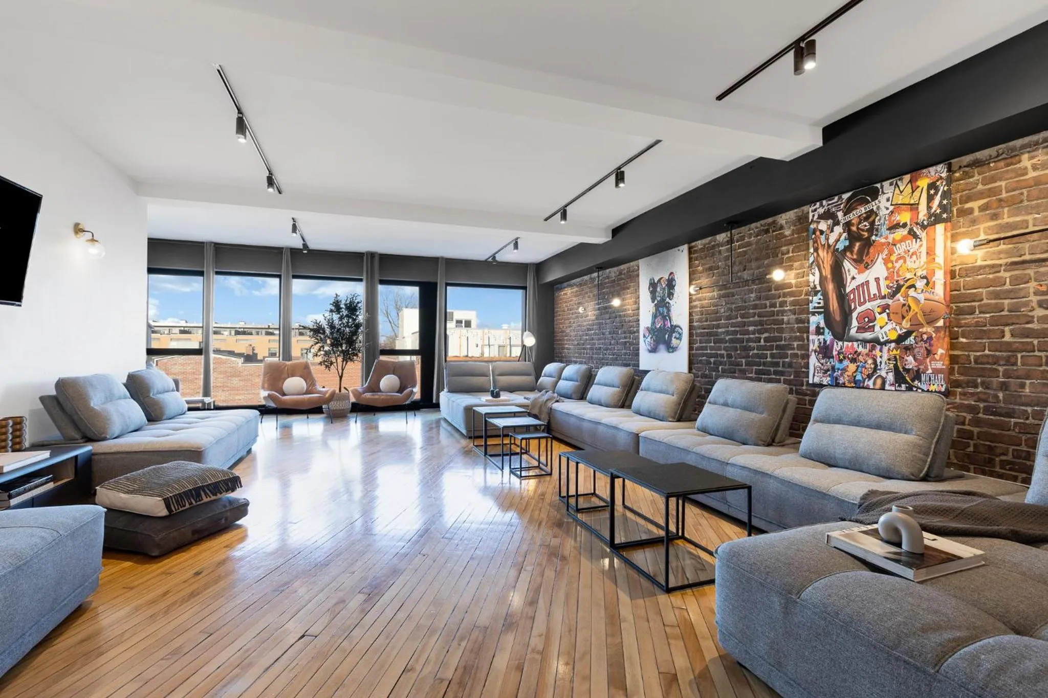 TV and multimedia in LiV MTL Plaza