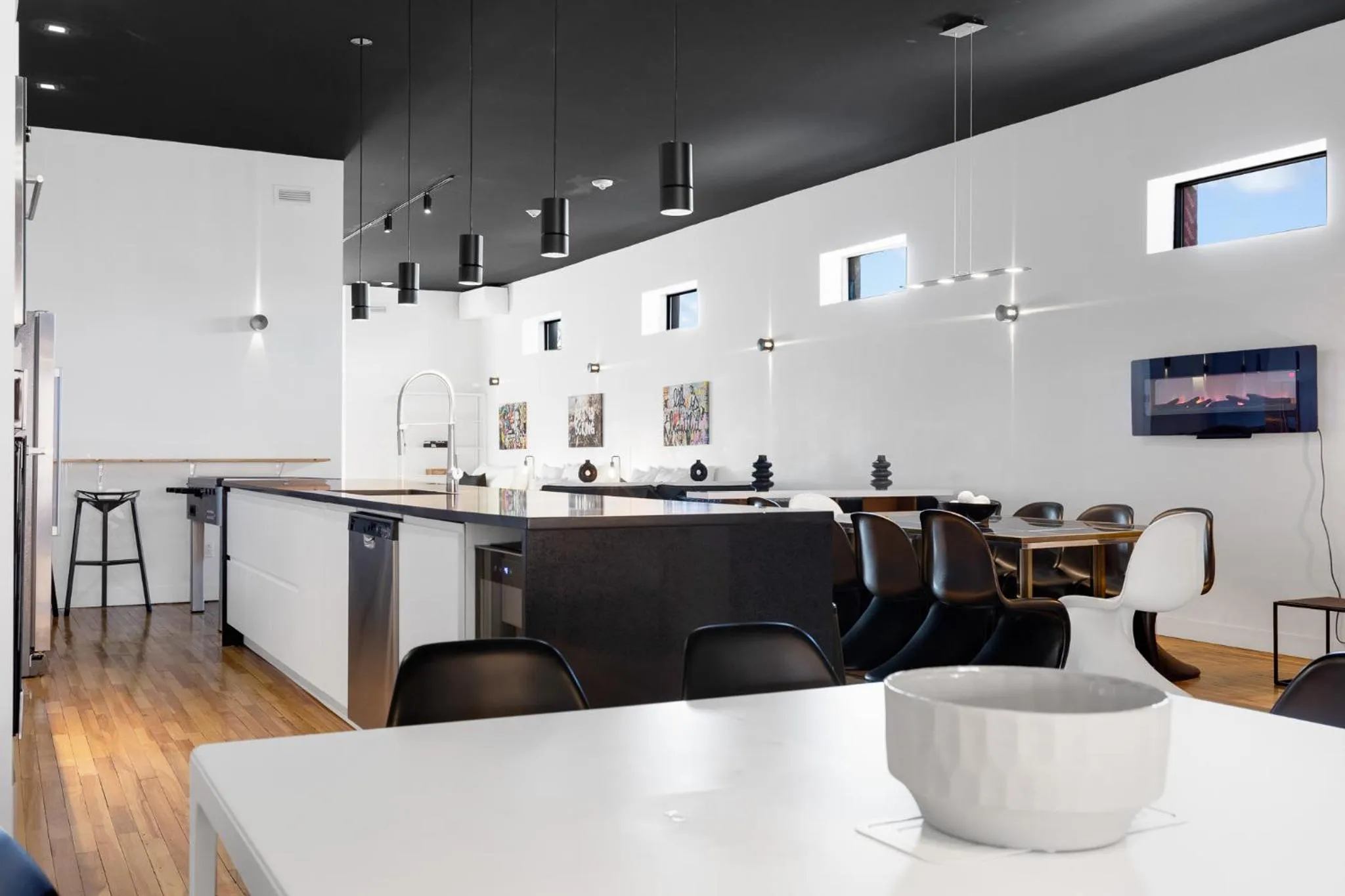 Kitchen or kitchenette in LiV MTL Plaza