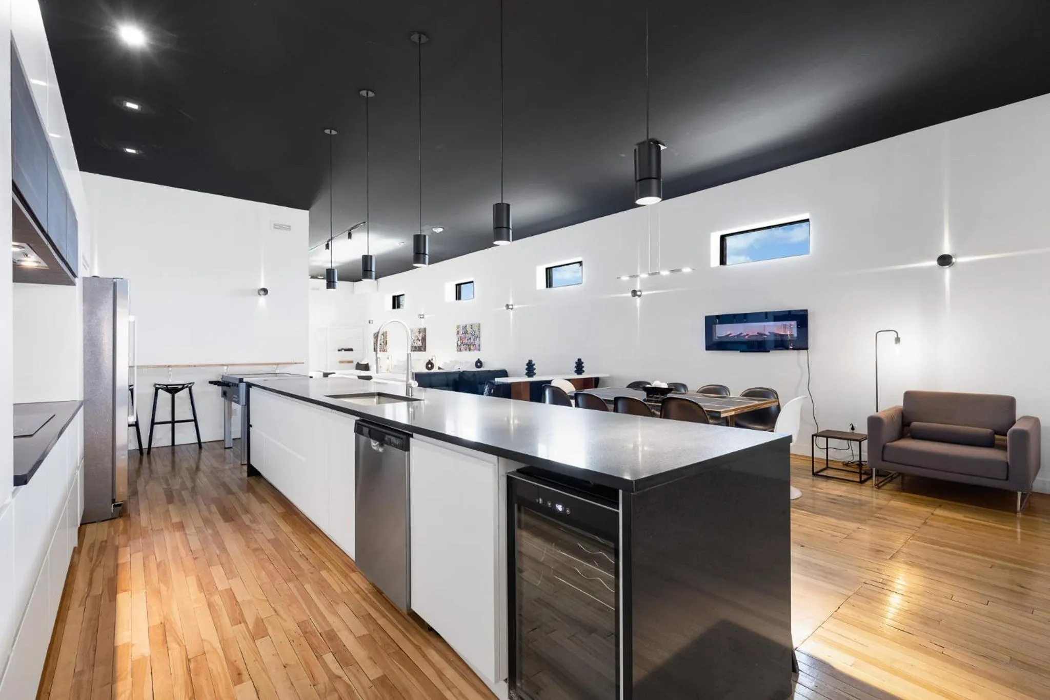 Kitchen or kitchenette in LiV MTL Plaza