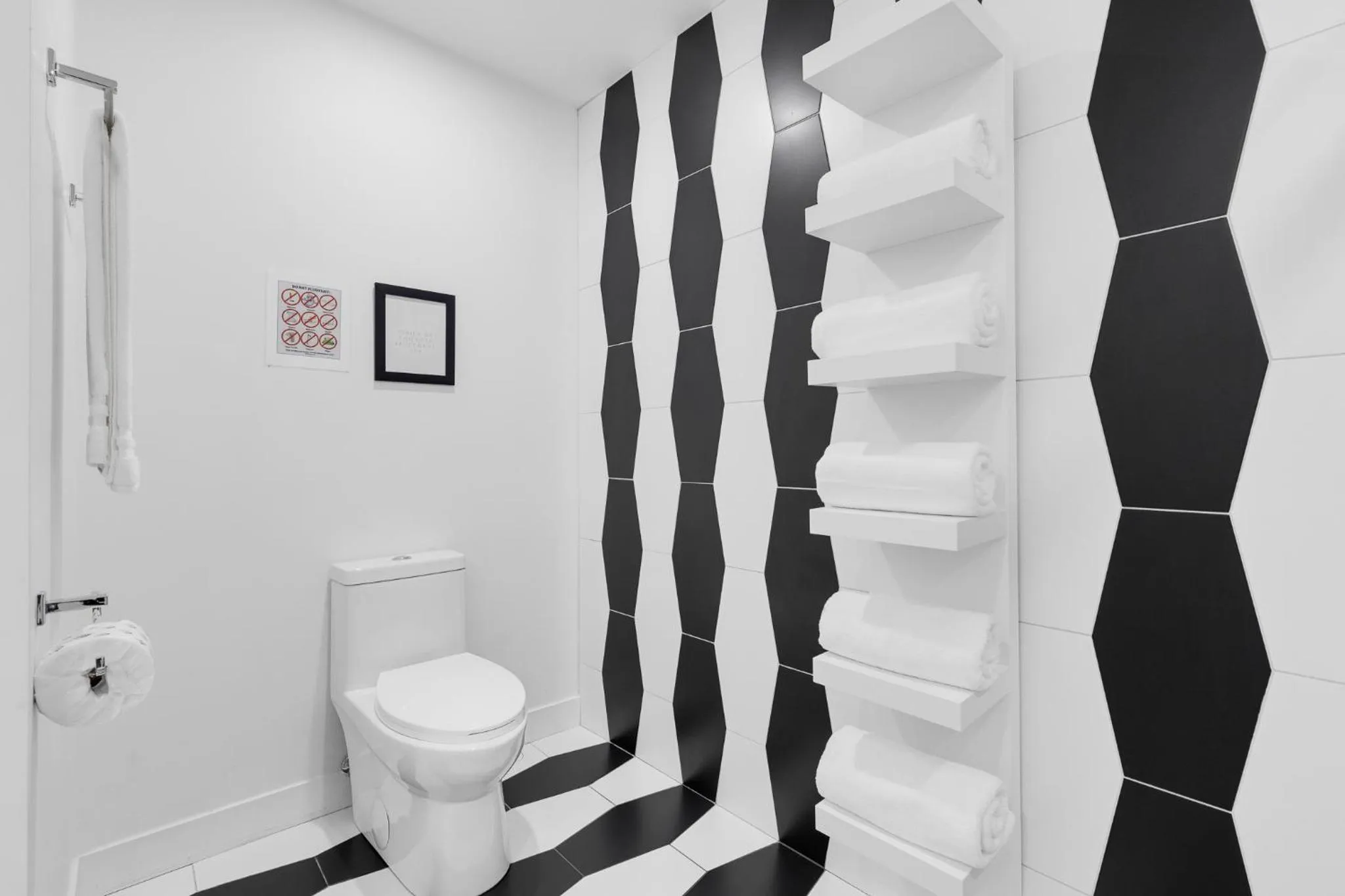 Shower in LiV MTL Plaza