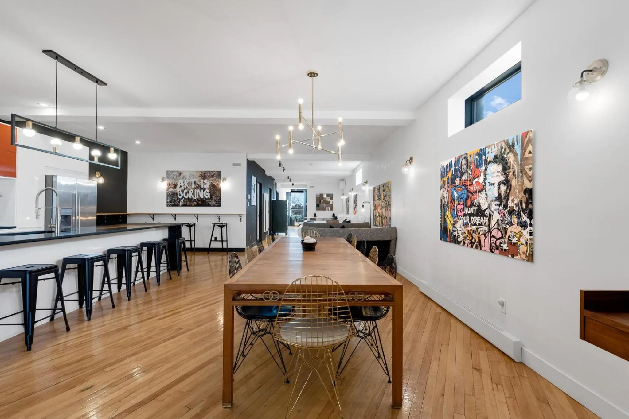 Communal lounge/ TV room in LiV MTL Plaza