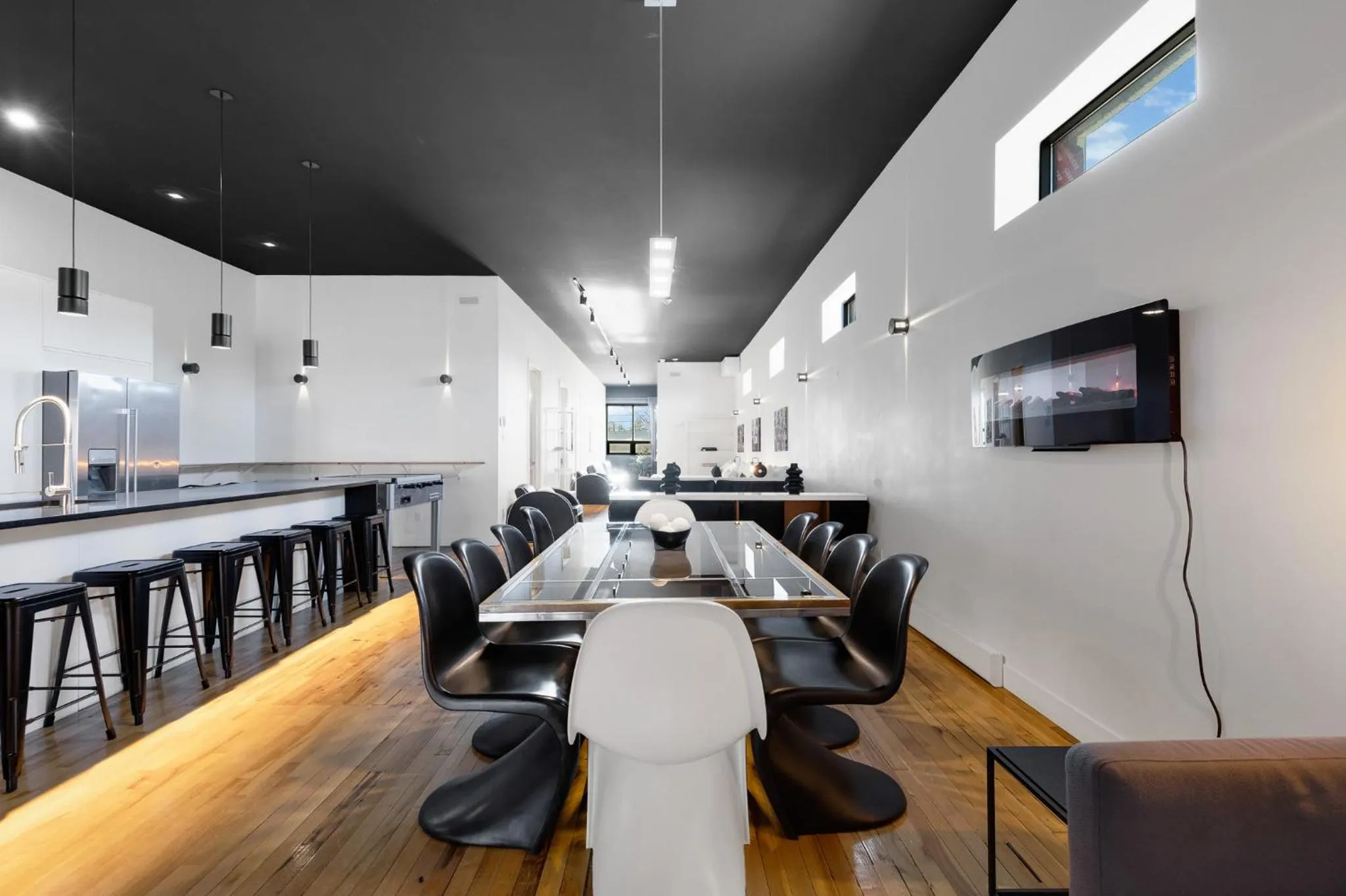 Restaurant/places to eat in LiV MTL Plaza