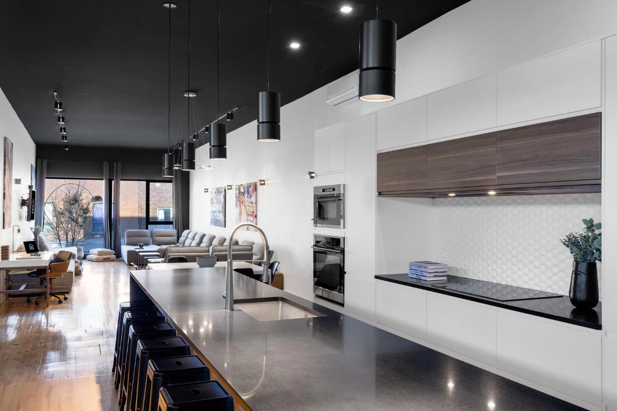 Kitchen or kitchenette in LiV MTL Plaza