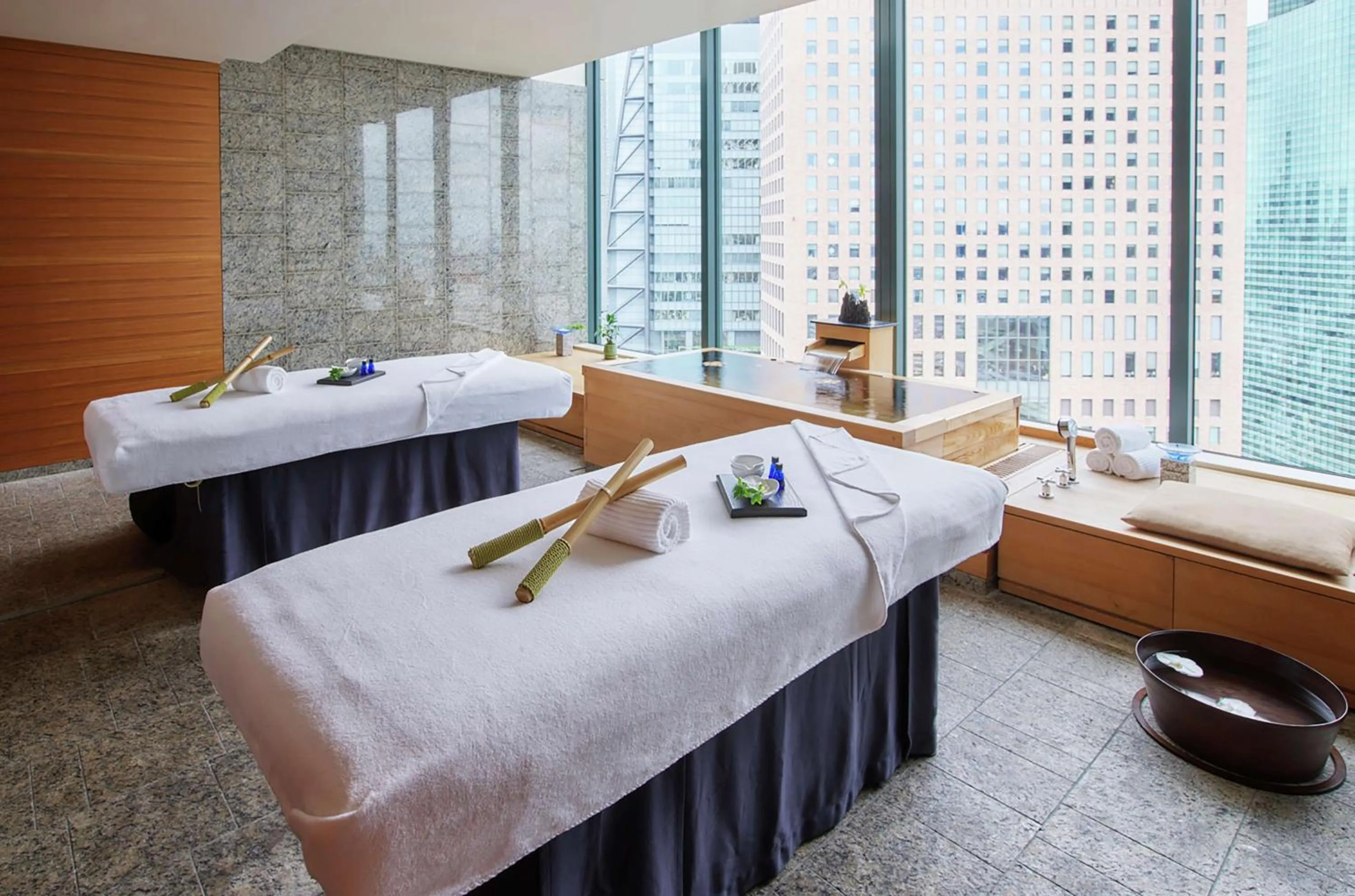 Spa and wellness centre/facilities, Bed in Conrad Tokyo