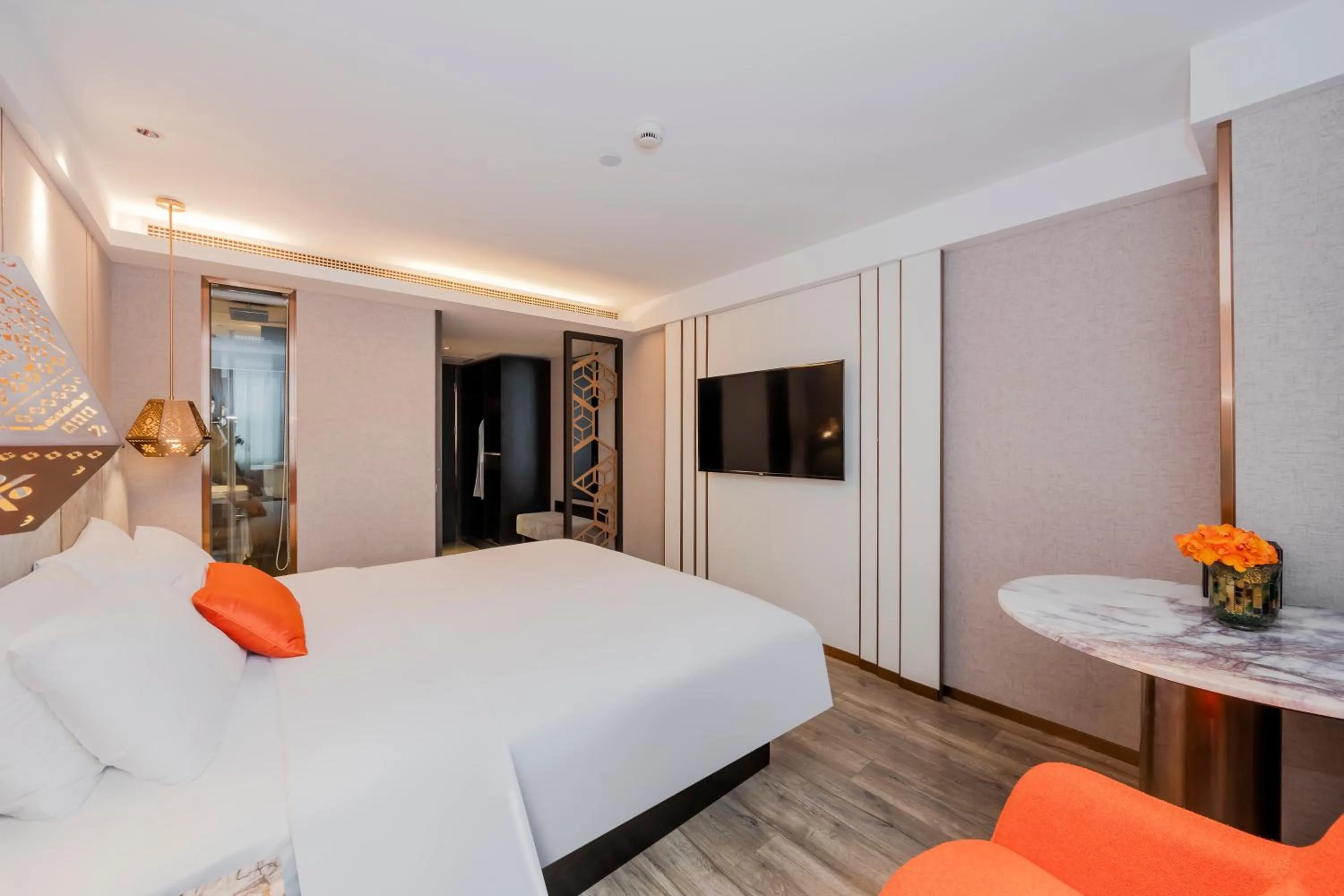 Photo of the whole room, Bed in Yitel Premium (Shanghai Nanjing Road Pedestrian Street)