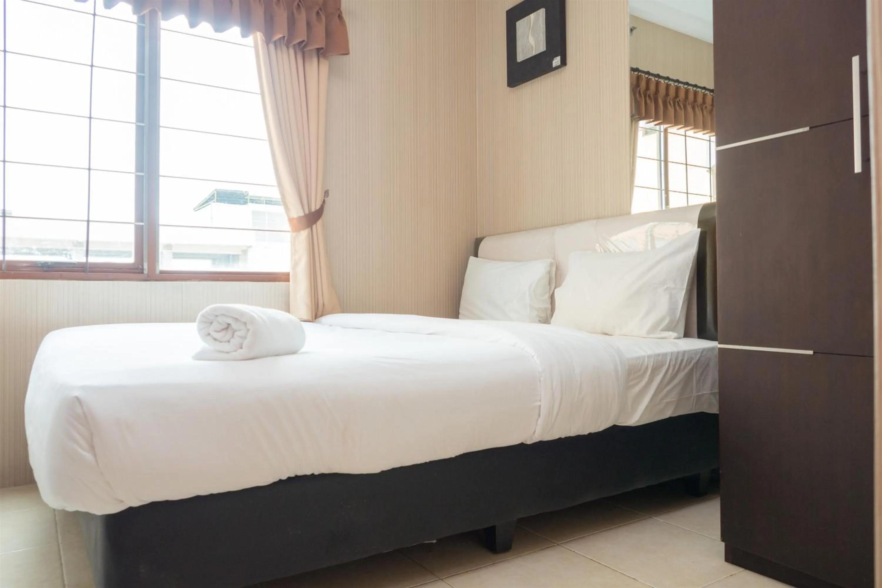 Bedroom, Bed in Antique 3BR at Grand Setiabudi Apartment By Travelio