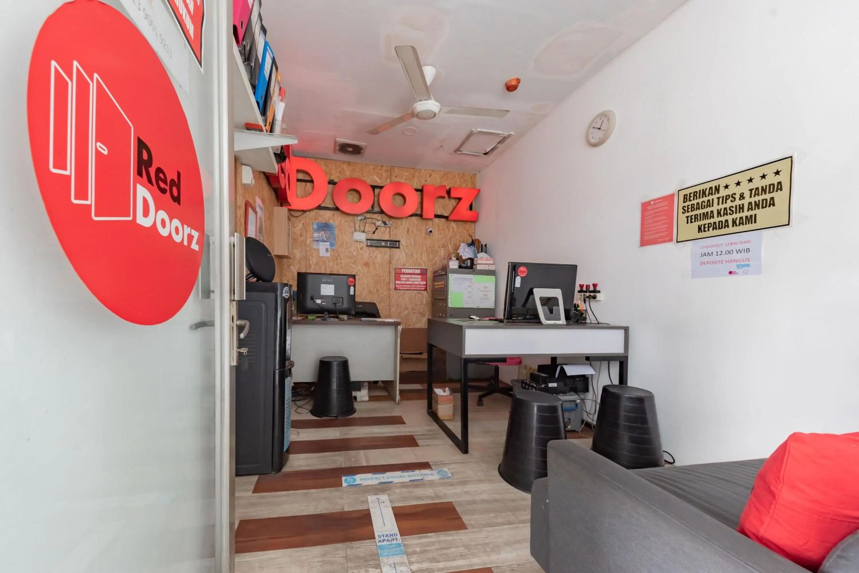 Lobby or reception in RedDoorz Apartment @ Jarrdin Cihampelas