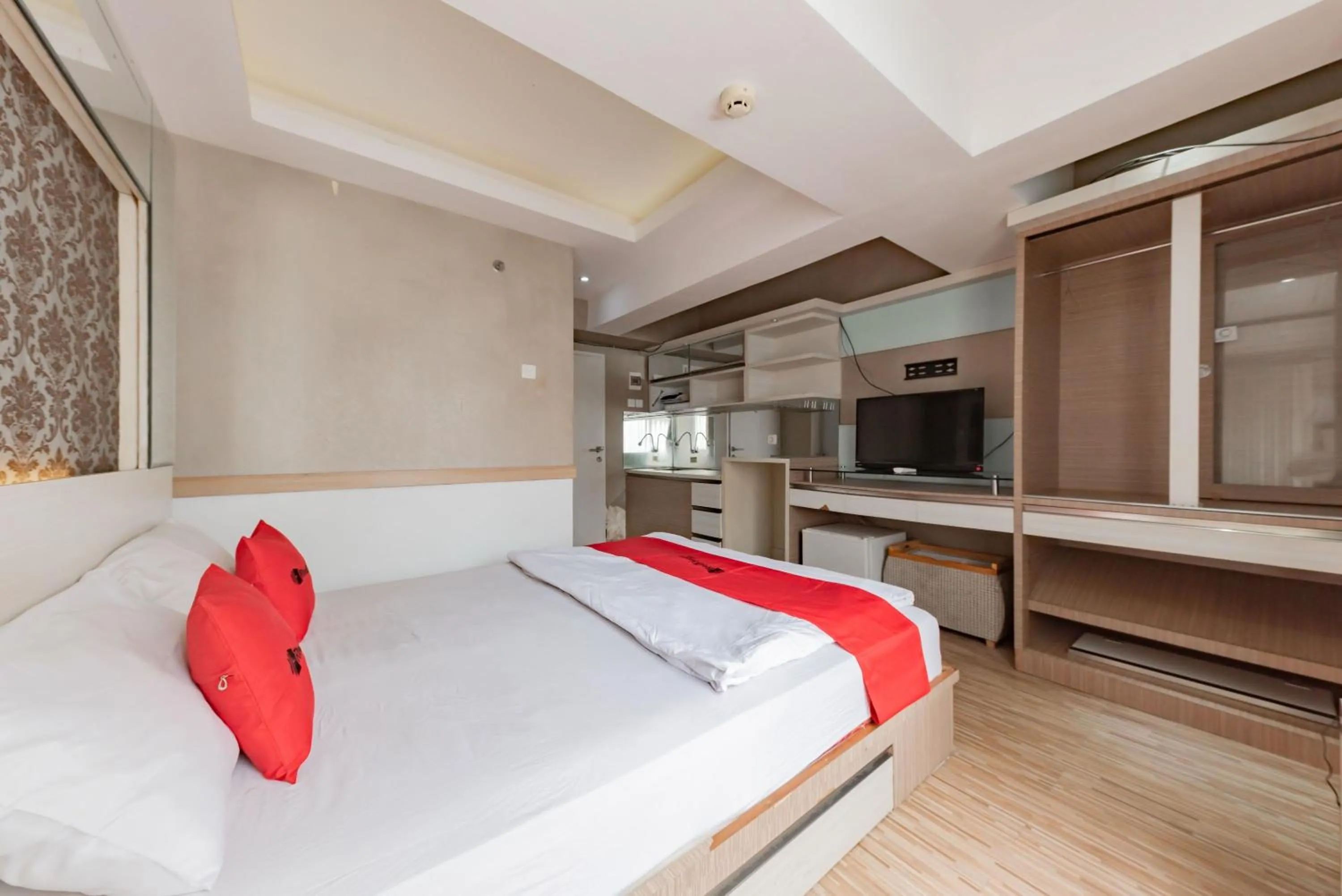 Bedroom, Bed in RedDoorz Apartment @ Jarrdin Cihampelas
