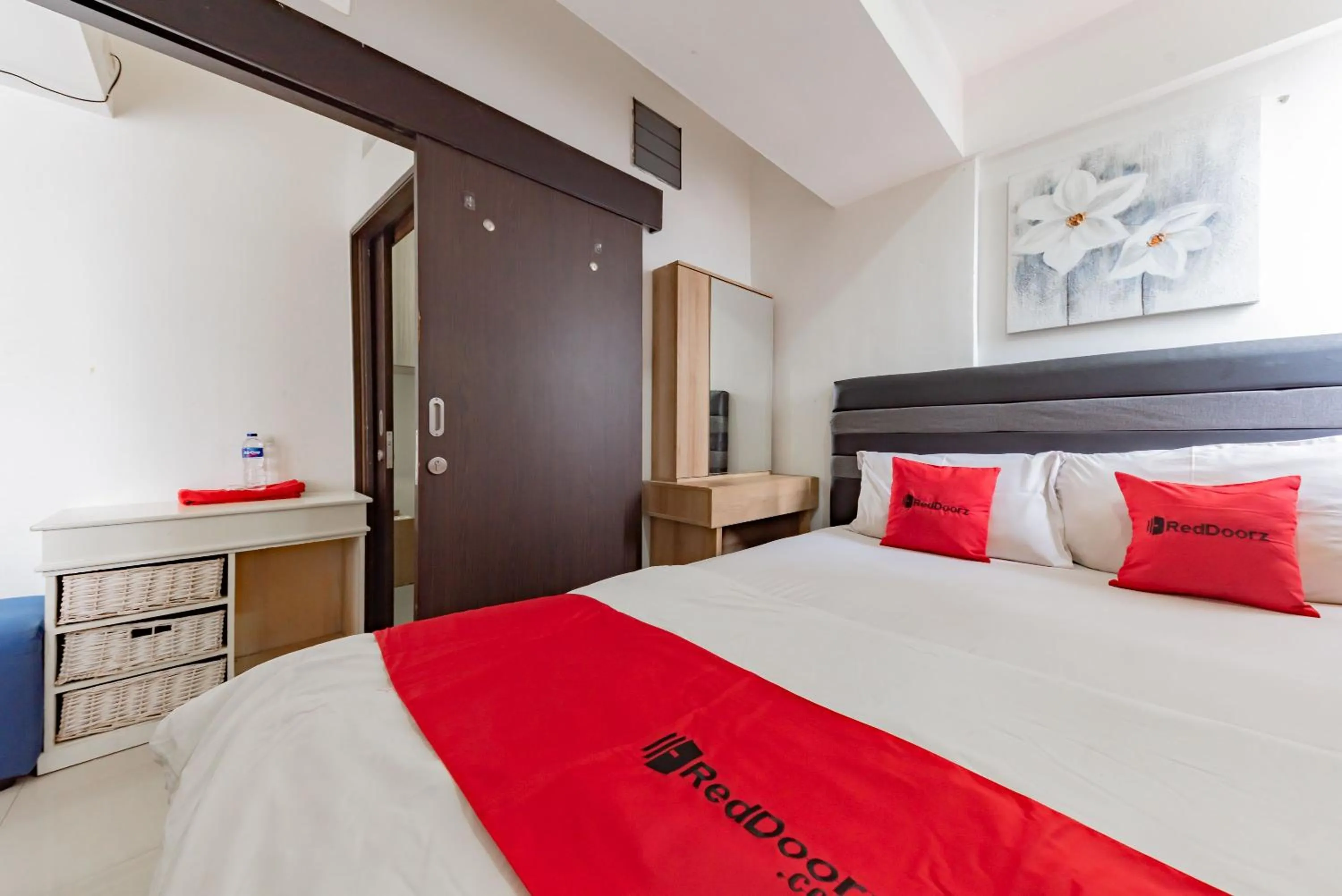 Bedroom, Bed in RedDoorz Apartment @ Jarrdin Cihampelas