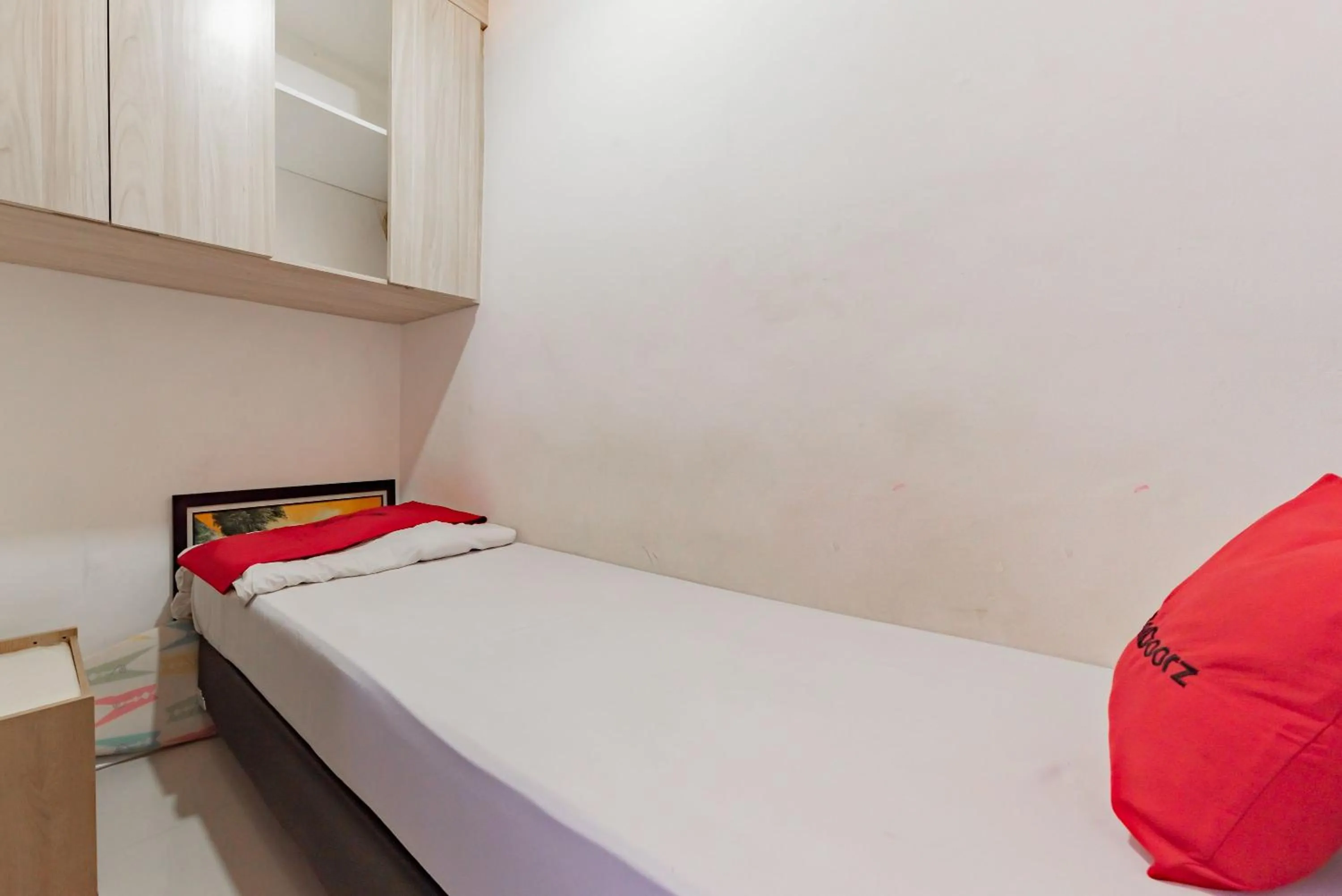 Bedroom, Bed in RedDoorz Apartment @ Jarrdin Cihampelas