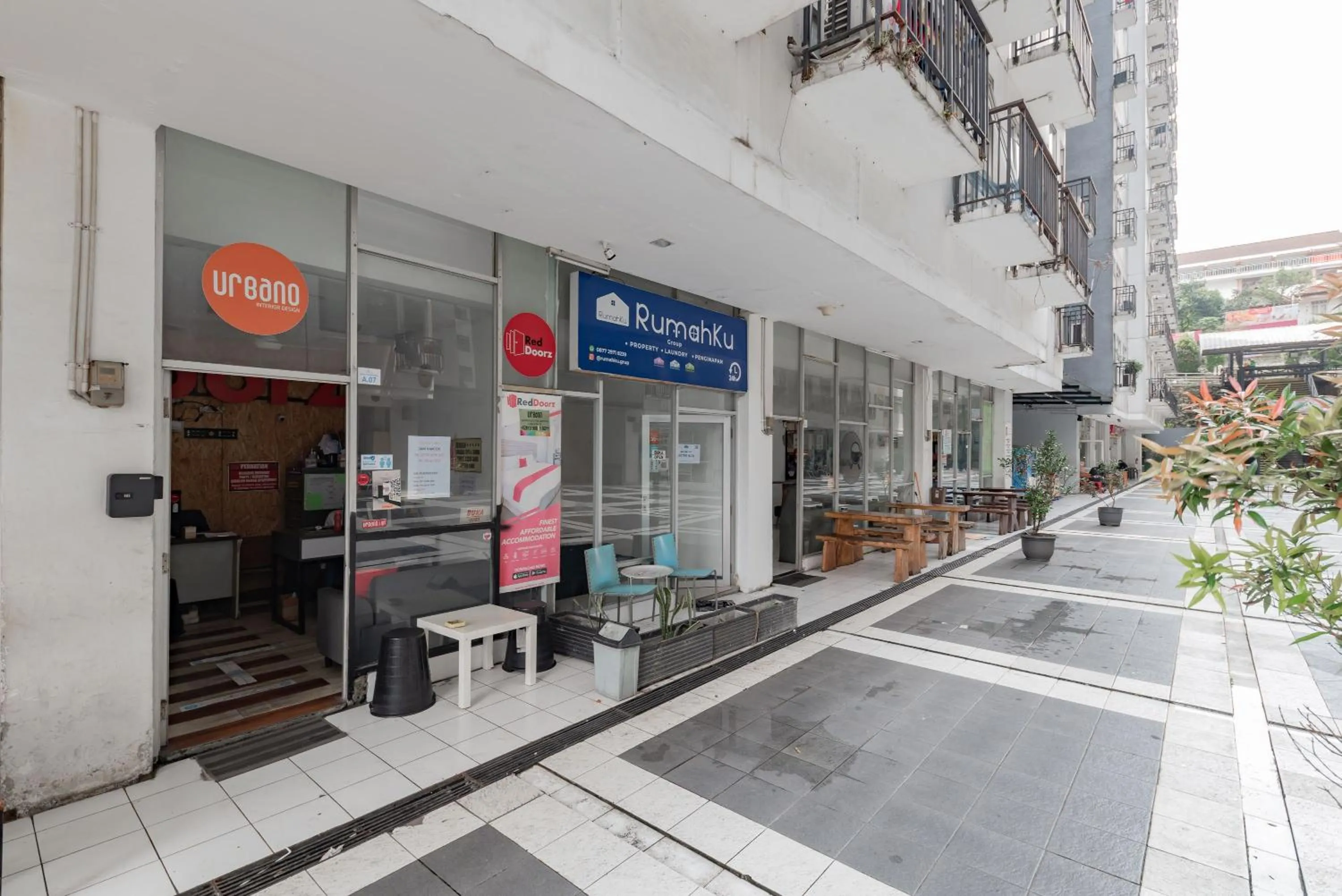 Property building in RedDoorz Apartment @ Jarrdin Cihampelas