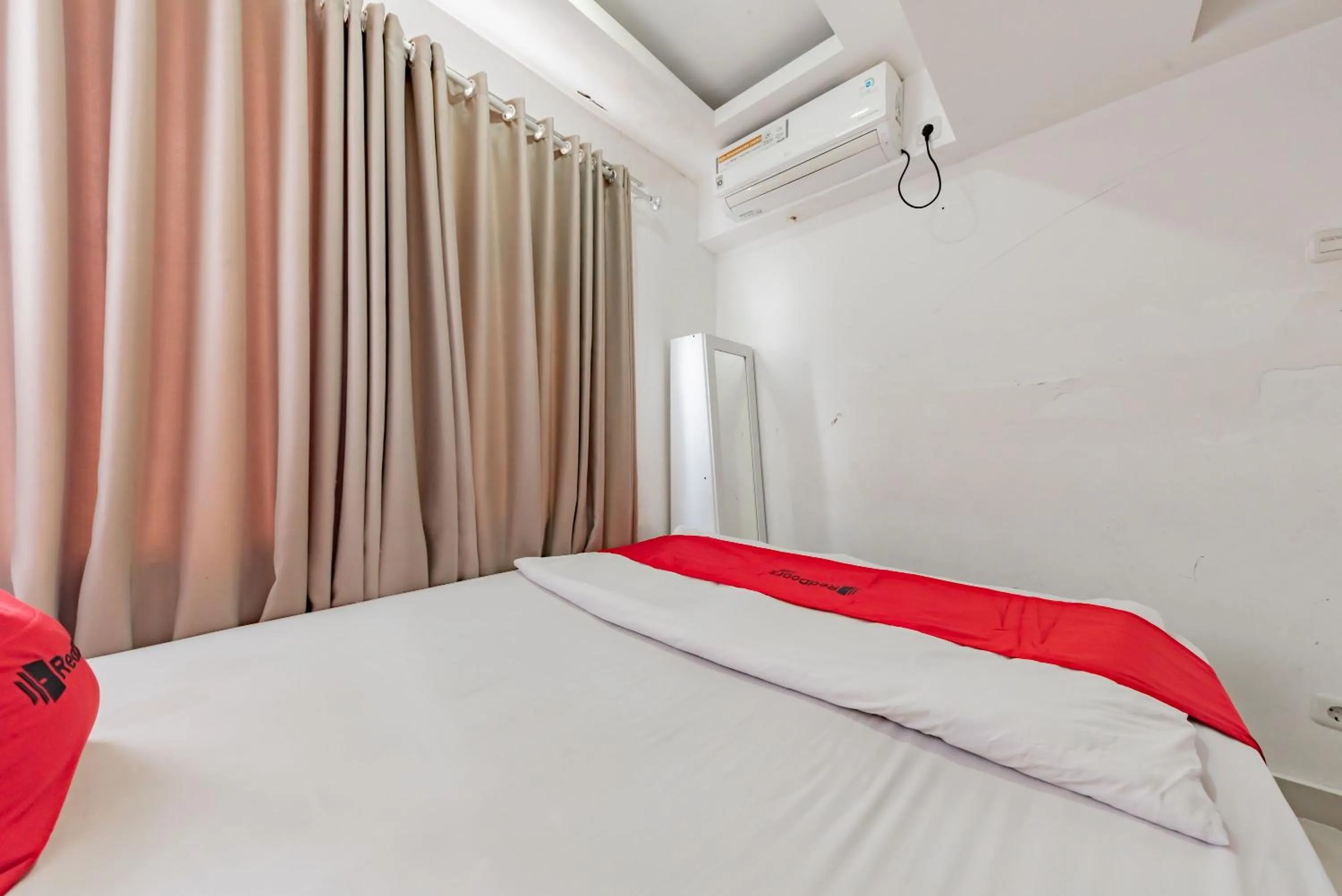Bedroom, Bed in RedDoorz Apartment @ Jarrdin Cihampelas