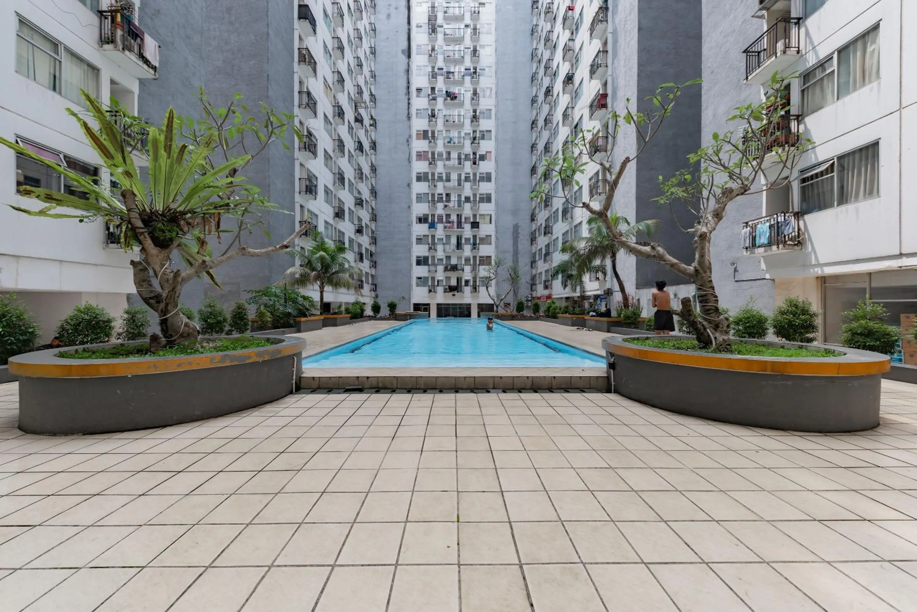 Swimming pool in RedDoorz Apartment @ Jarrdin Cihampelas