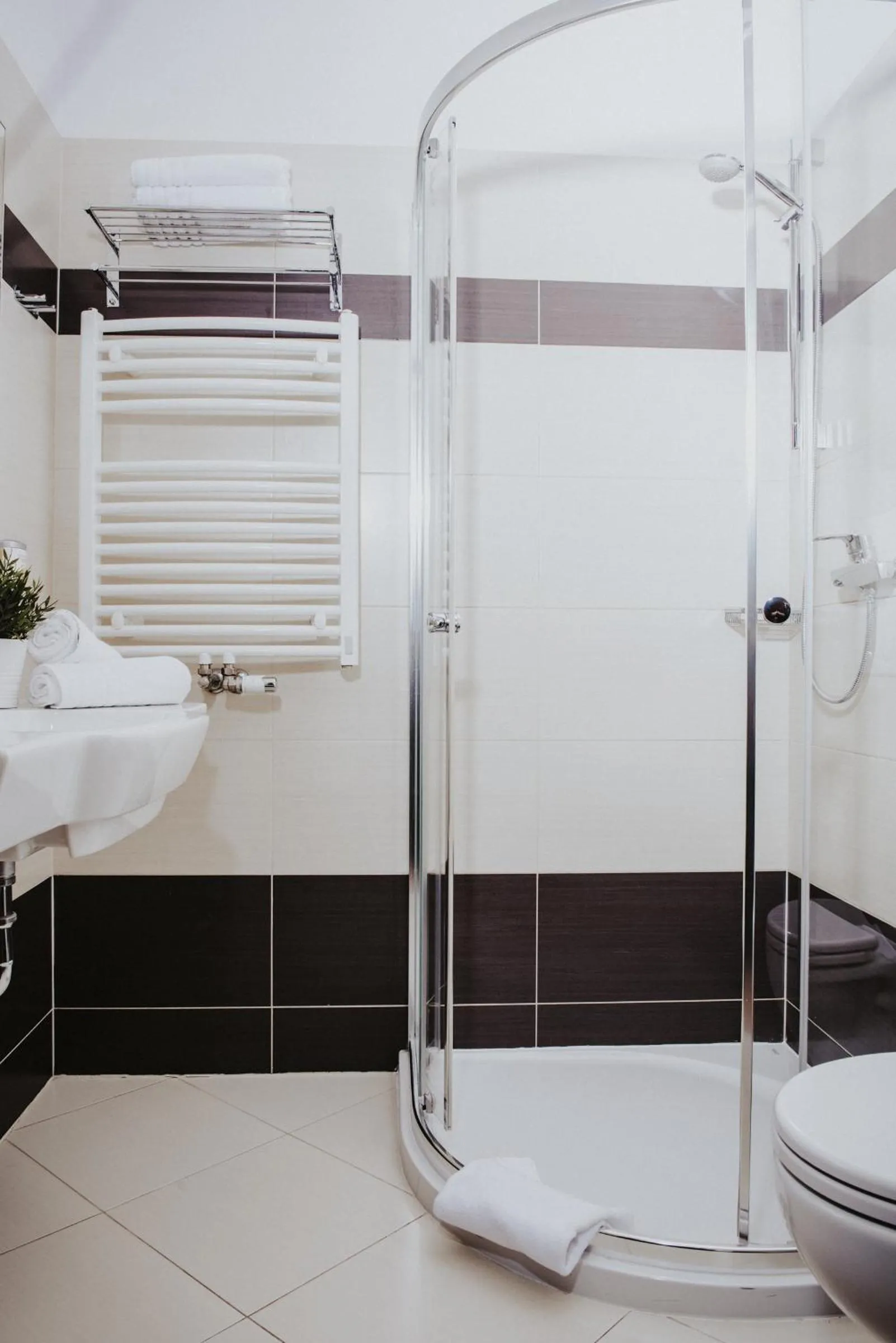 Shower in Hotel Korel