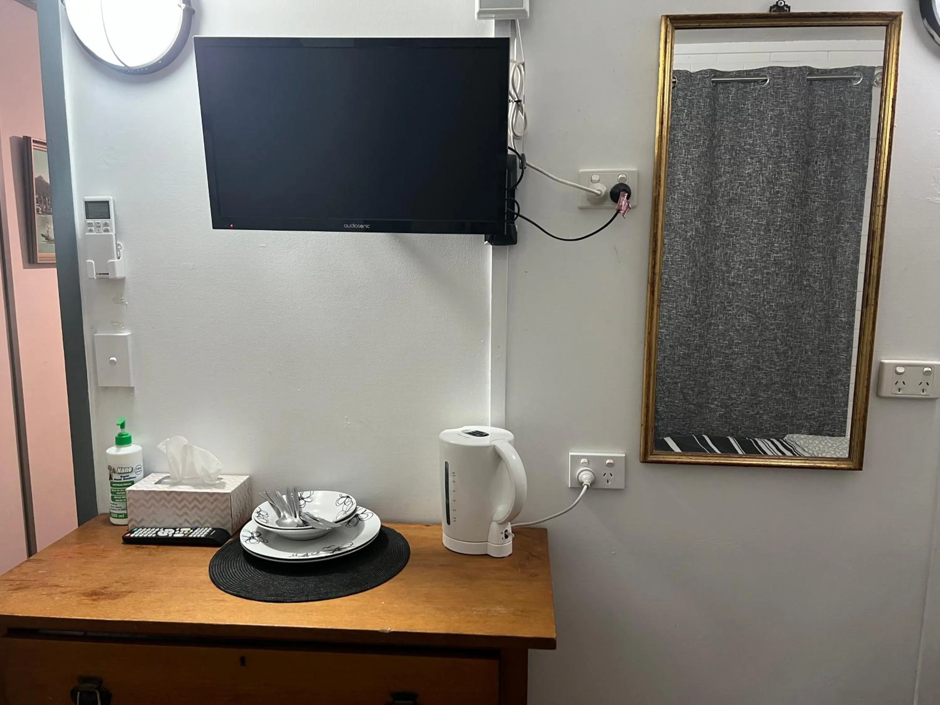 TV and multimedia in XYL Holiday Inn