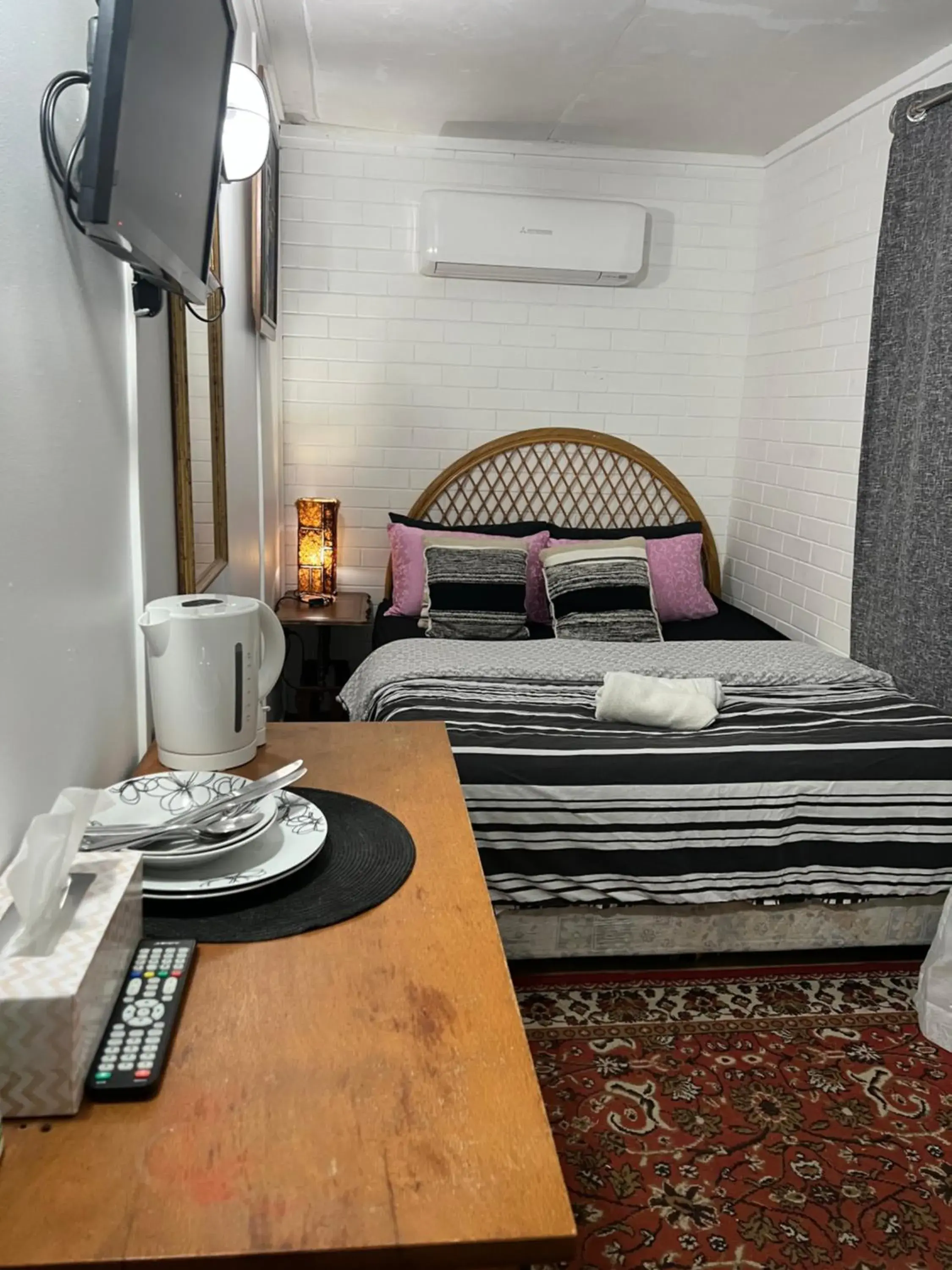 Deluxe Modern Queen Room in XYL Holiday Inn Deluxe Modern Queen Room in XYL Holiday Inn