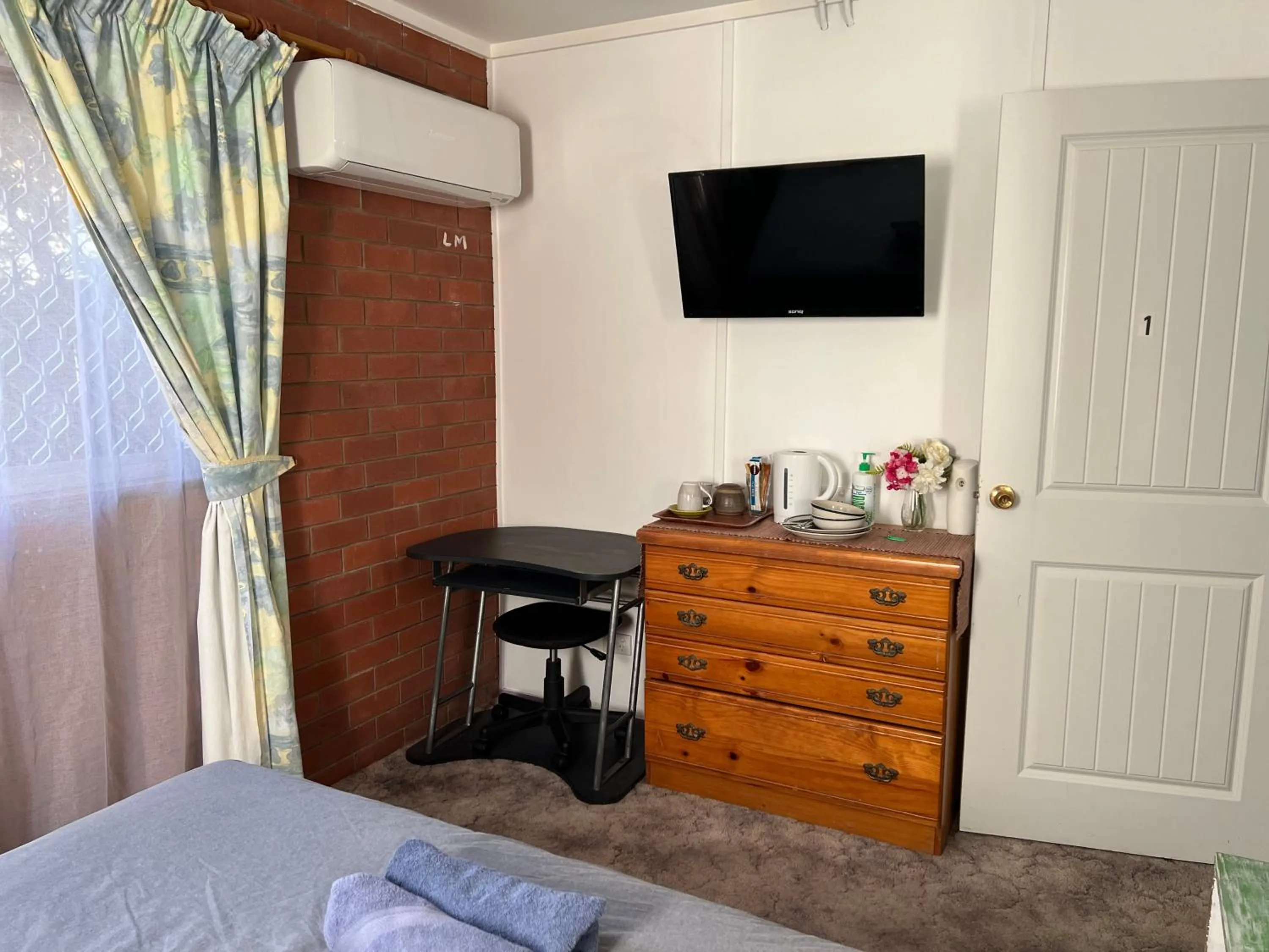 TV and multimedia, Bed in XYL Holiday Inn