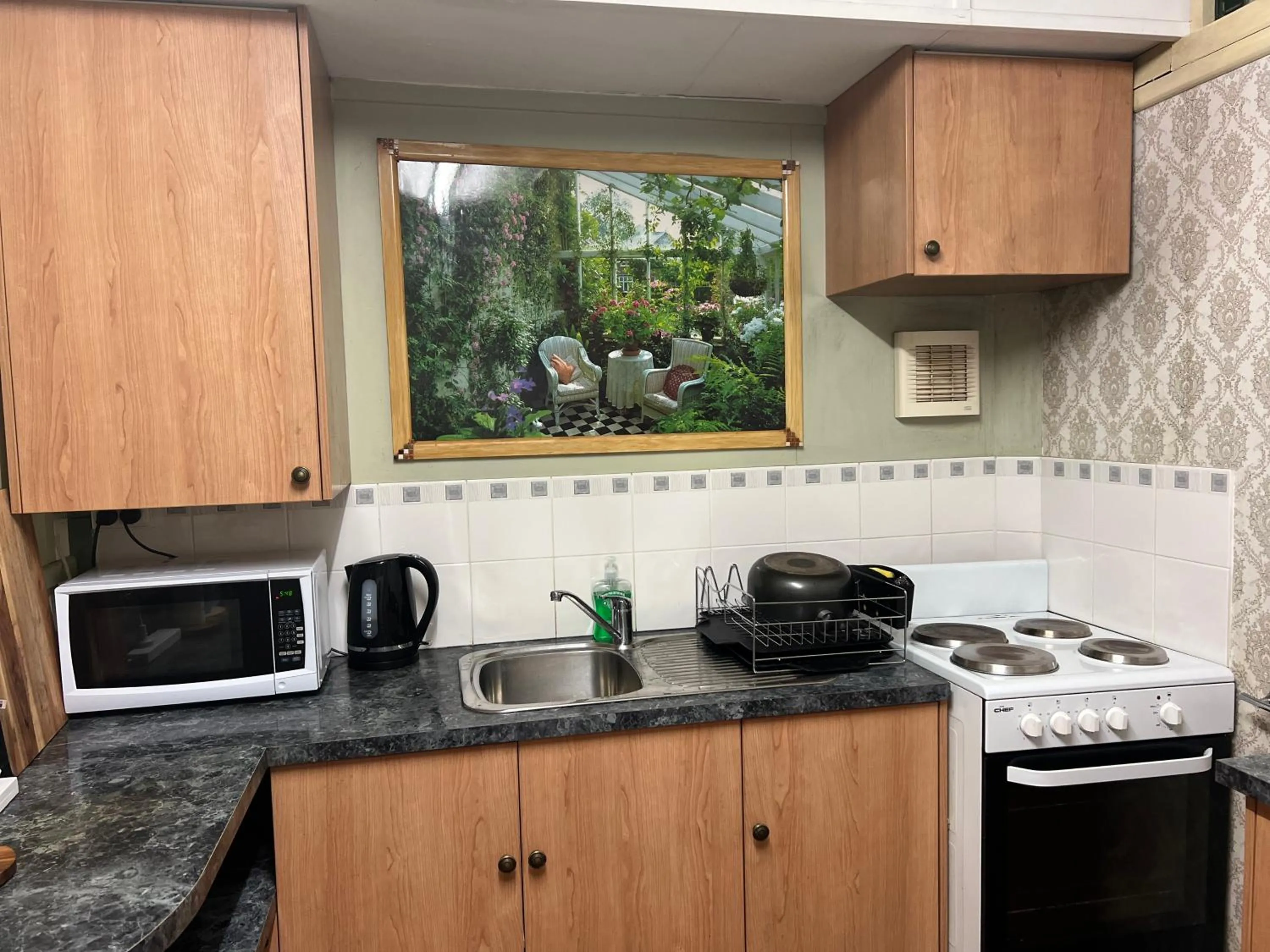 Kitchen or kitchenette in XYL Holiday Inn