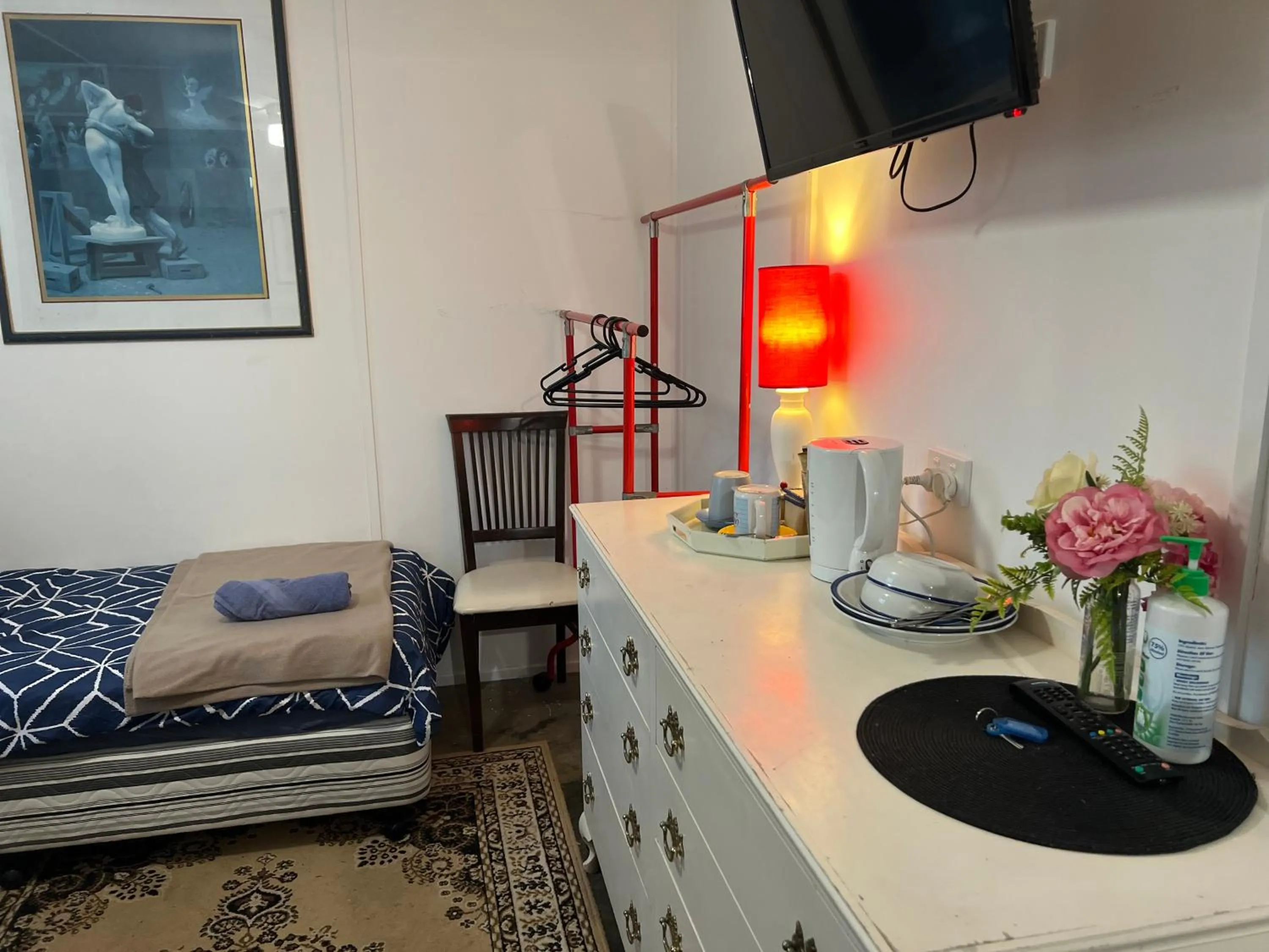 wardrobe, Bed in XYL Holiday Inn