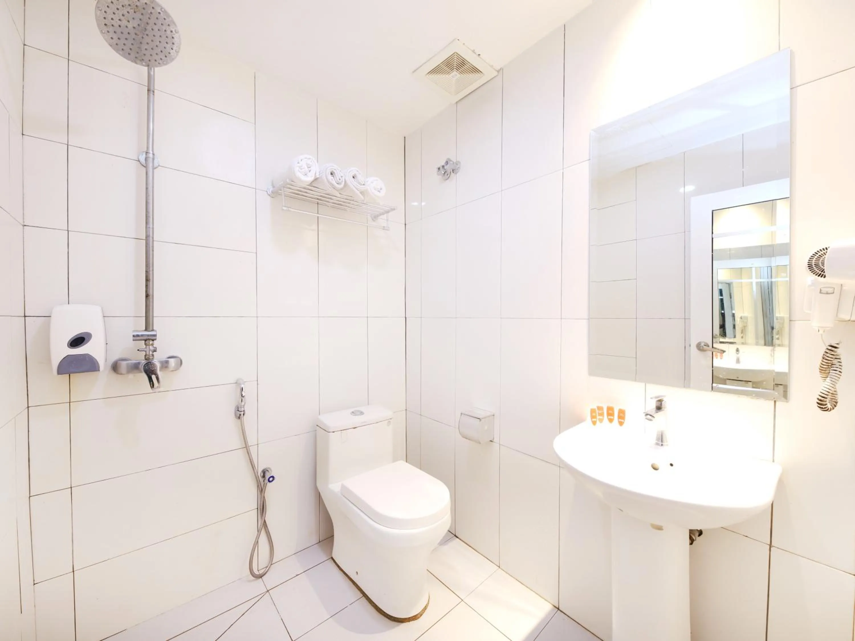 Bathroom in Super OYO 763 Tazara Hotel