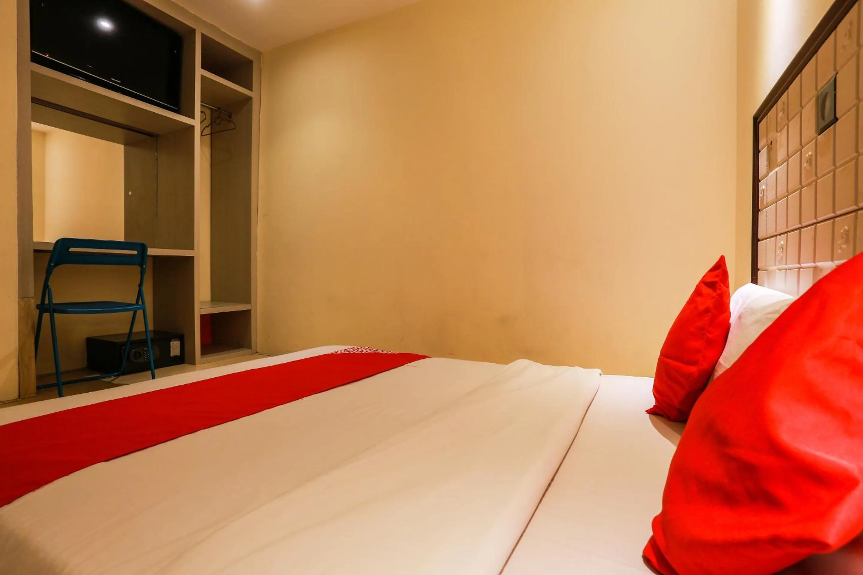 Bedroom, Bed in Hotel O Smc I-city