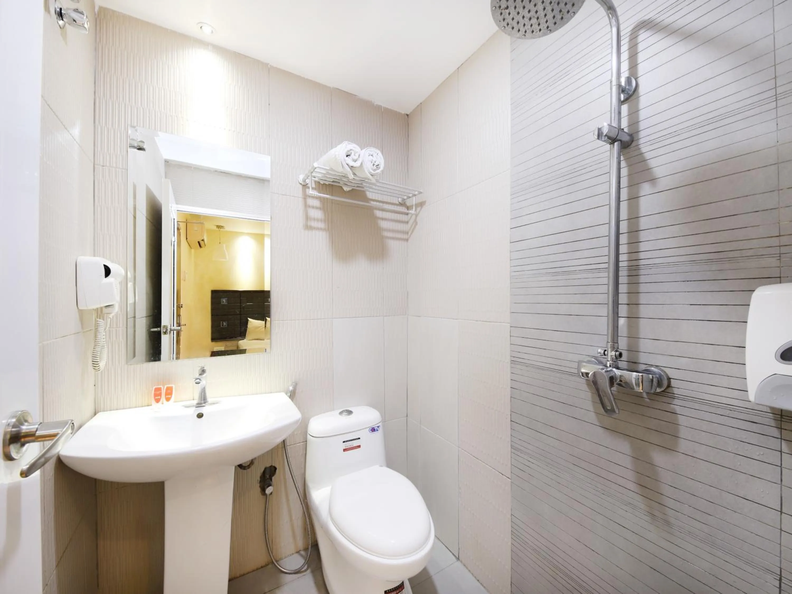 Bathroom in Super OYO 763 Tazara Hotel