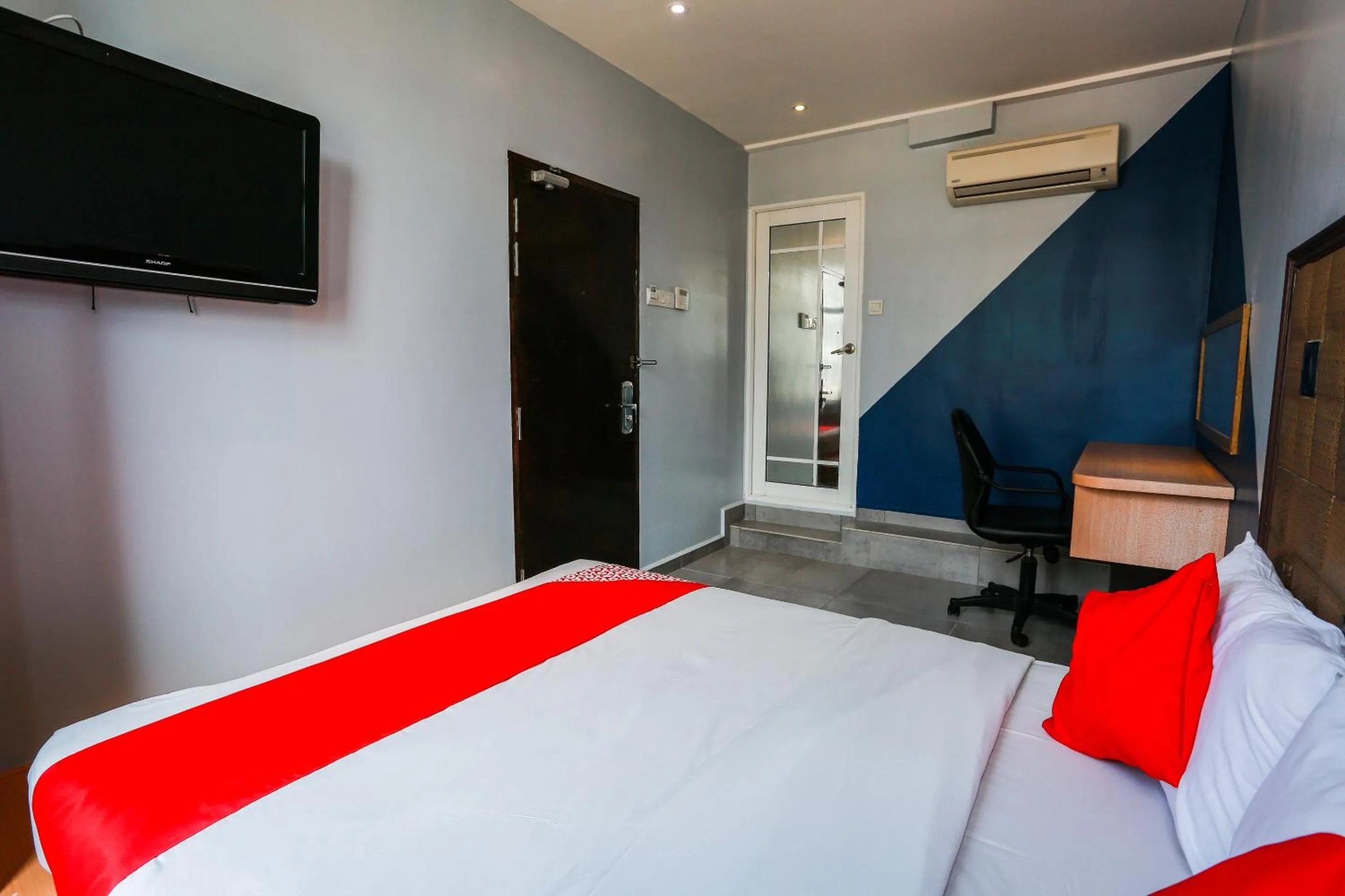 Bedroom, Bed in Hotel O Smc I-city