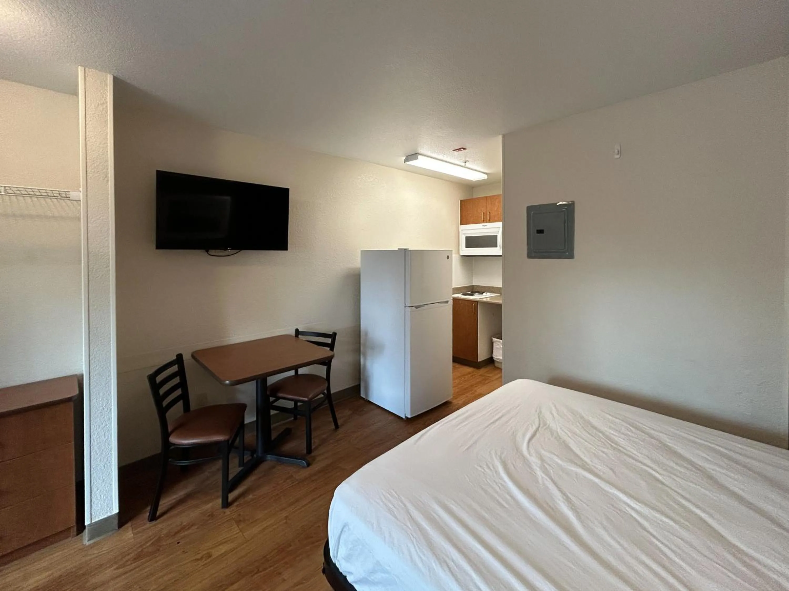 Photo of the whole room, Bed in Studio 6 Rancho Cordova, CA