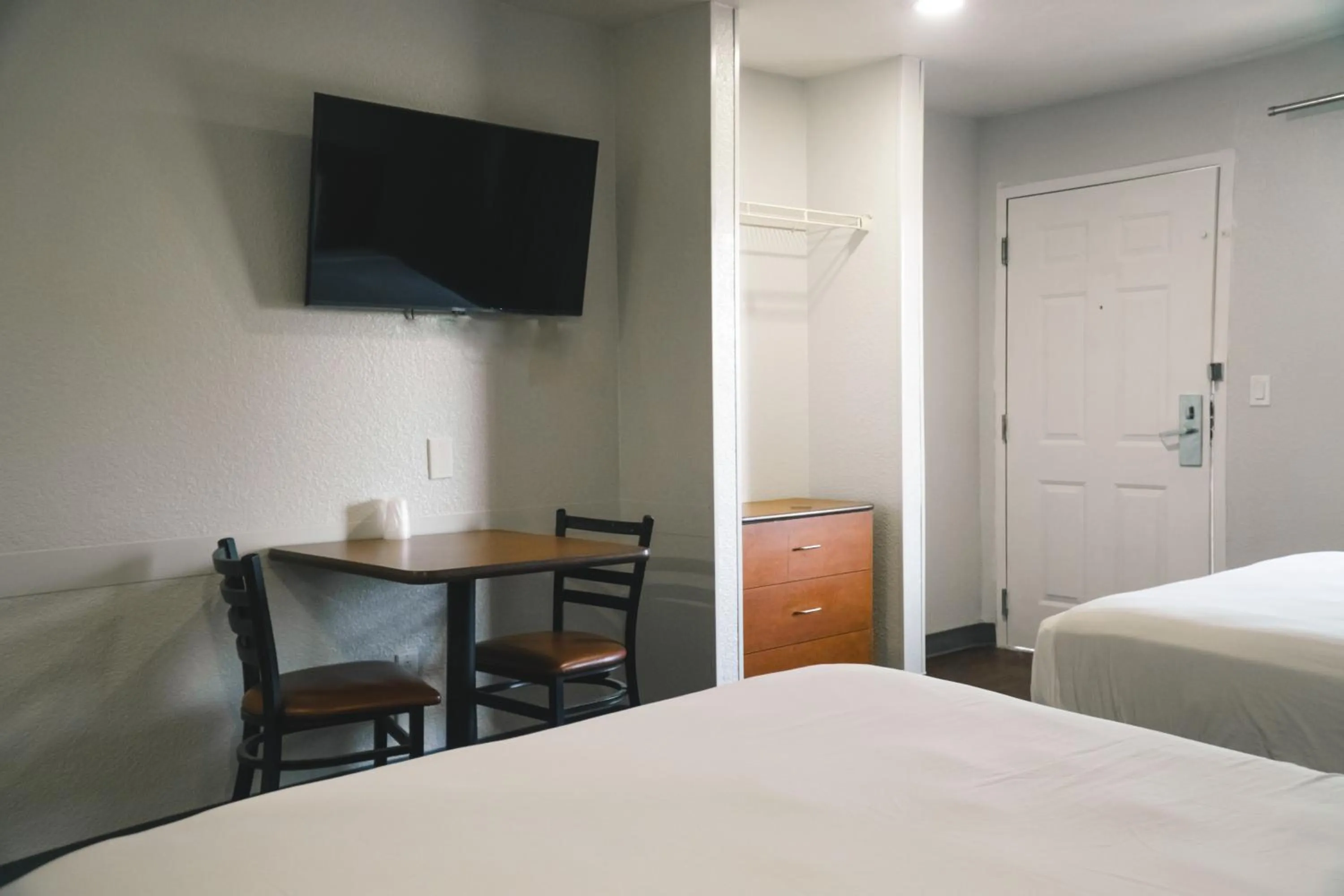 Photo of the whole room, Bed in Studio 6 Rancho Cordova, CA