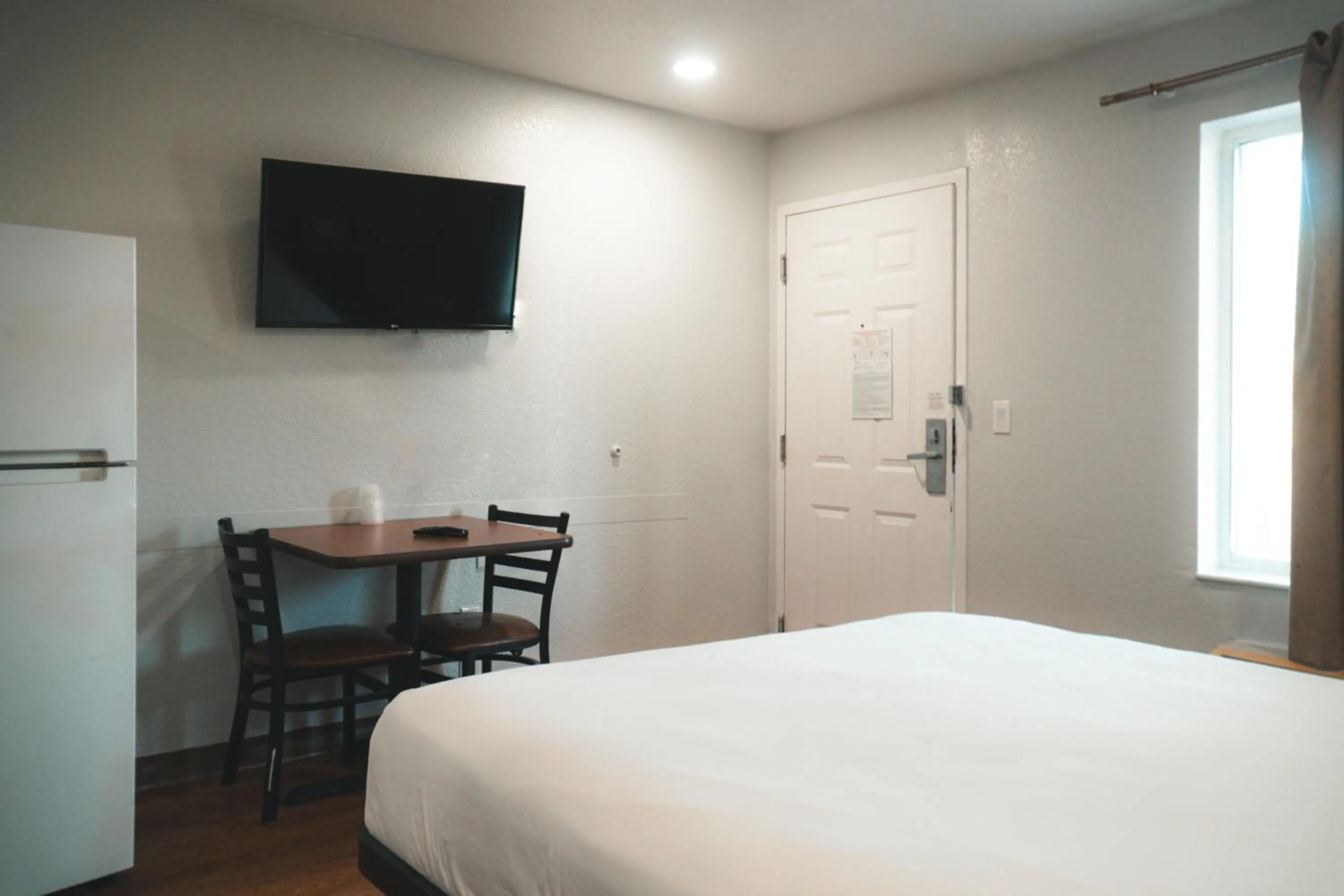 Photo of the whole room, Bed in Studio 6 Rancho Cordova, CA