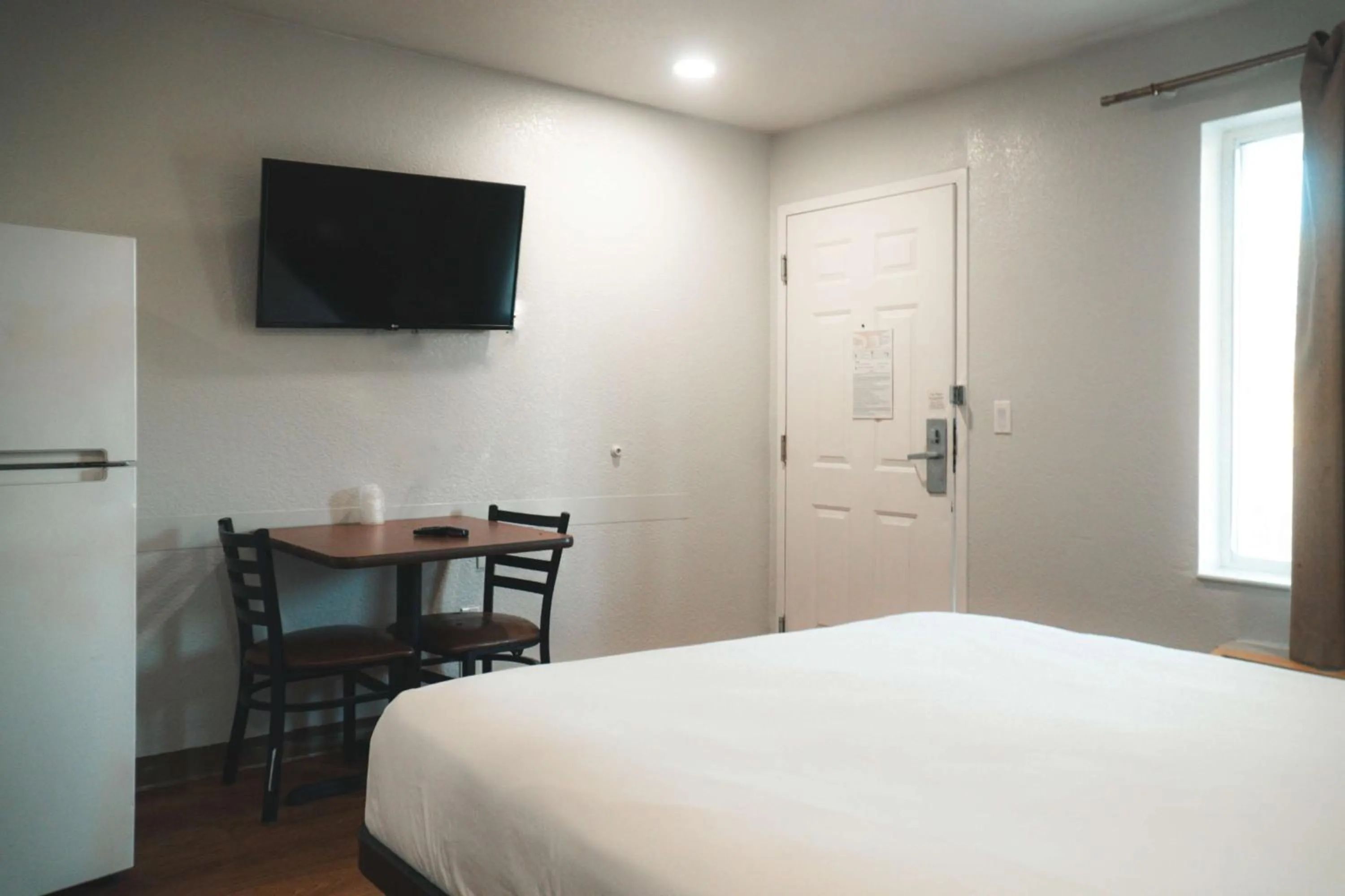 Bedroom, Bed in Studio 6 Rancho Cordova, CA