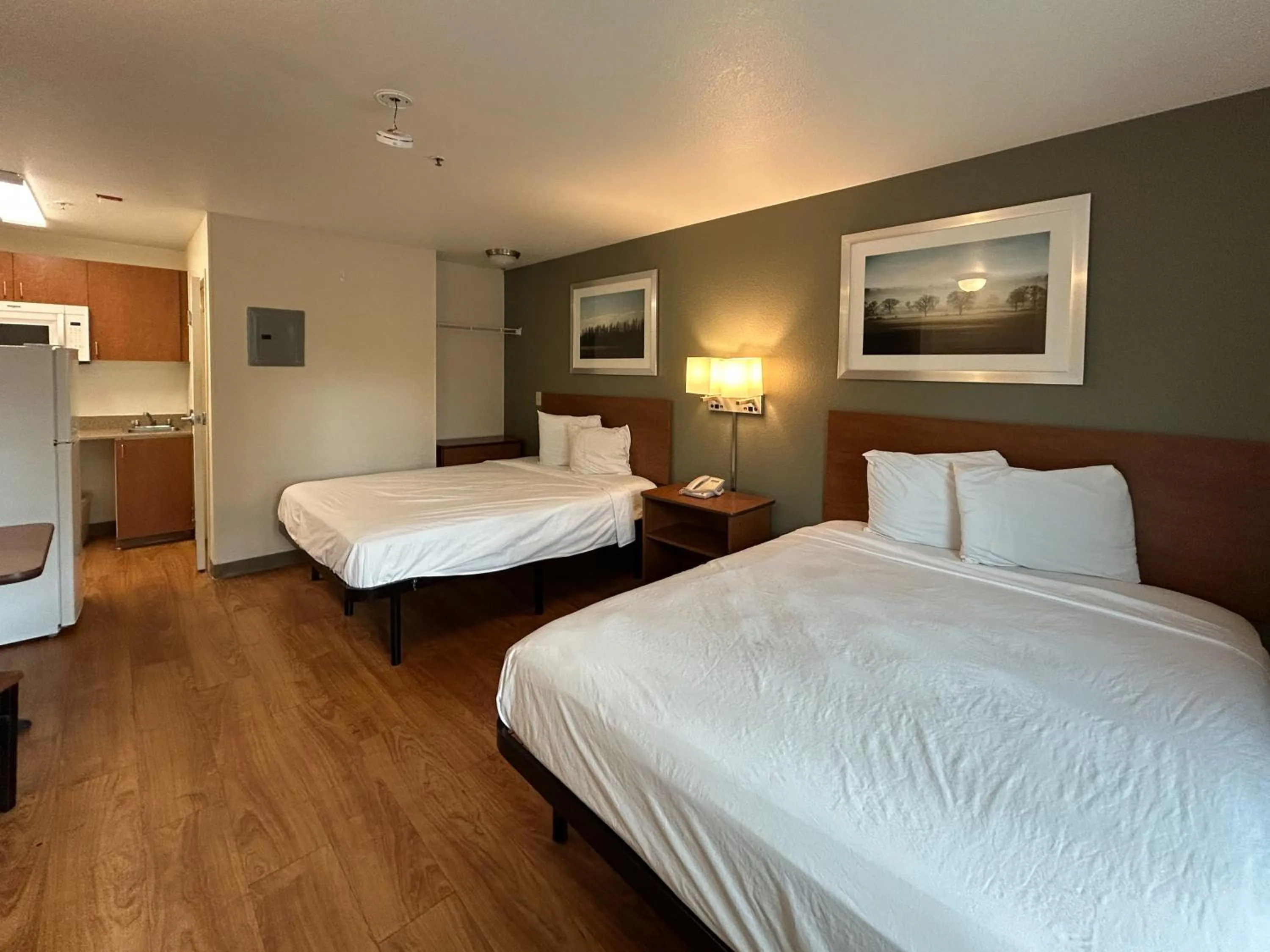 Photo of the whole room, Bed in Studio 6 Rancho Cordova, CA