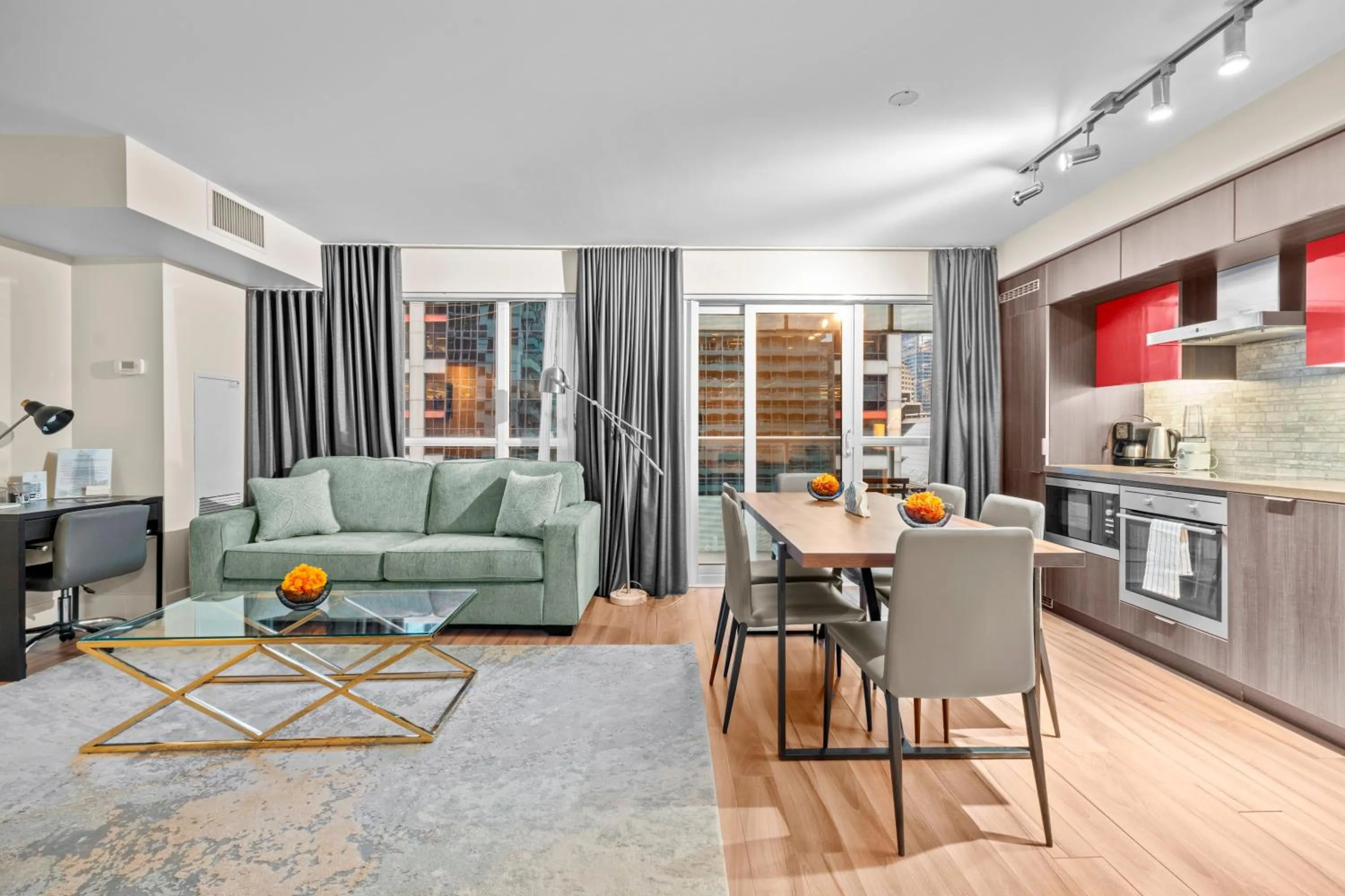 Kitchen or kitchenette in GLOBALSTAY Modern Downtown Apartment