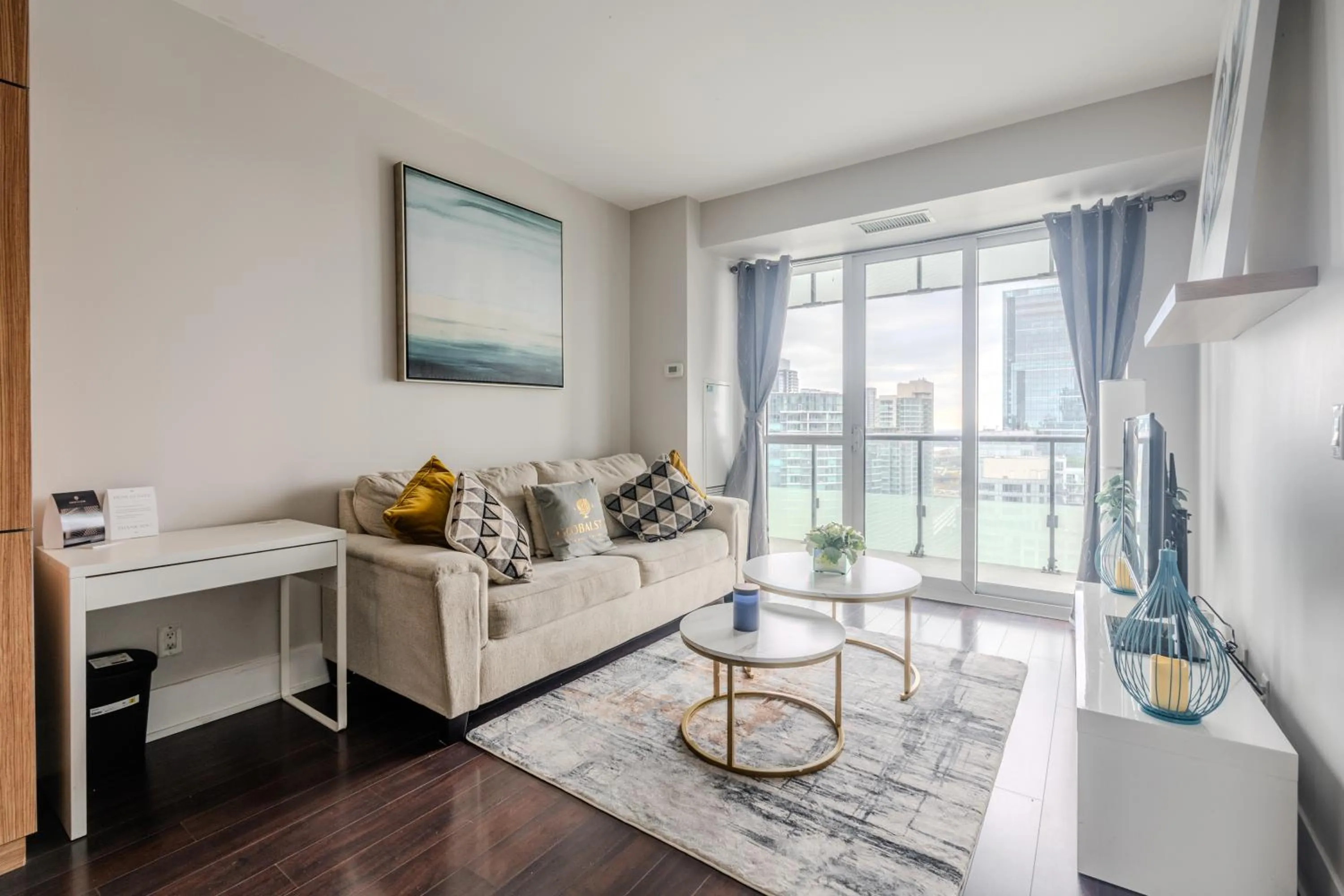 TV and multimedia in GLOBALSTAY Modern Downtown Apartment