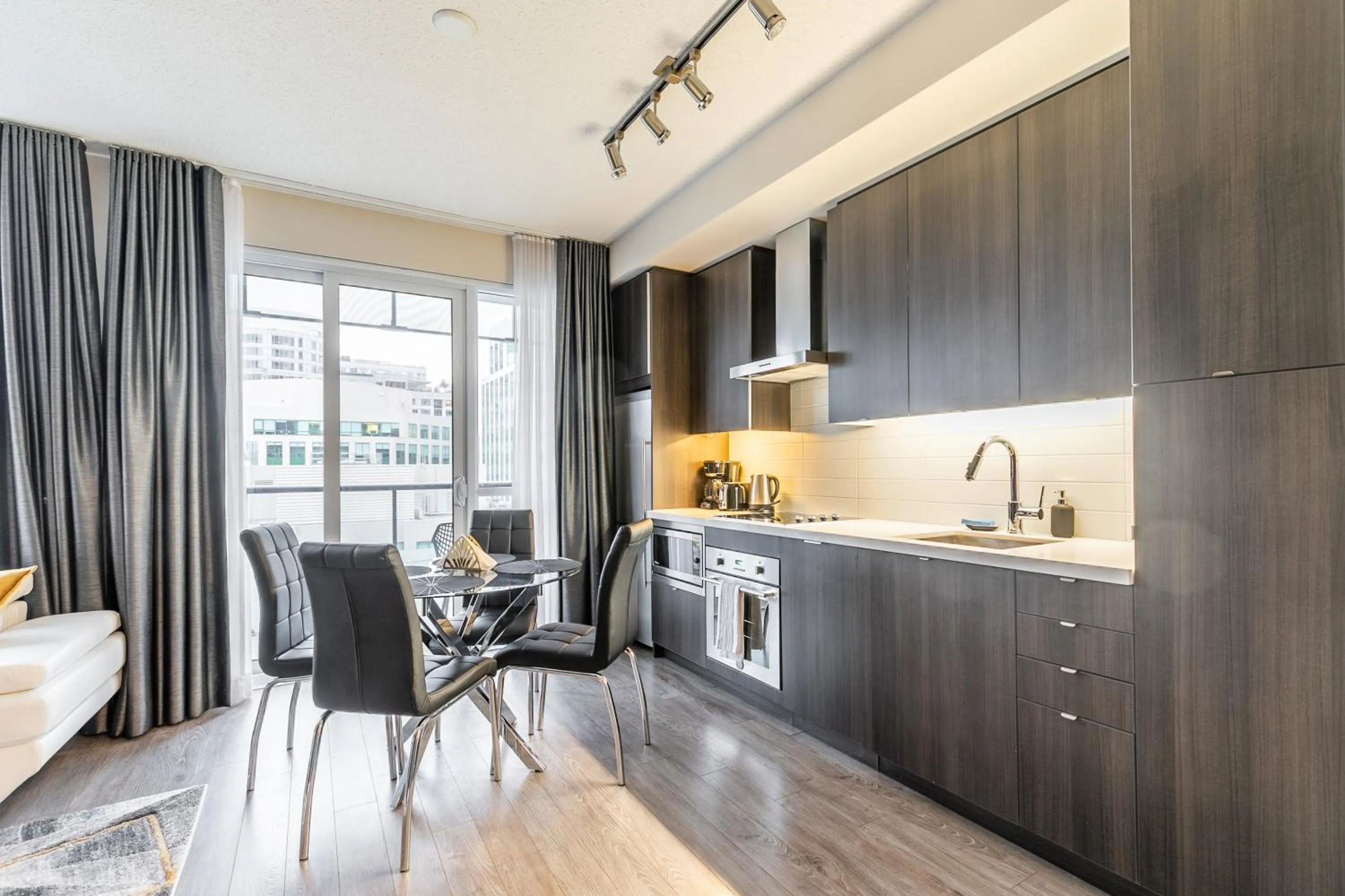 Kitchen or kitchenette in GLOBALSTAY Modern Downtown Apartment