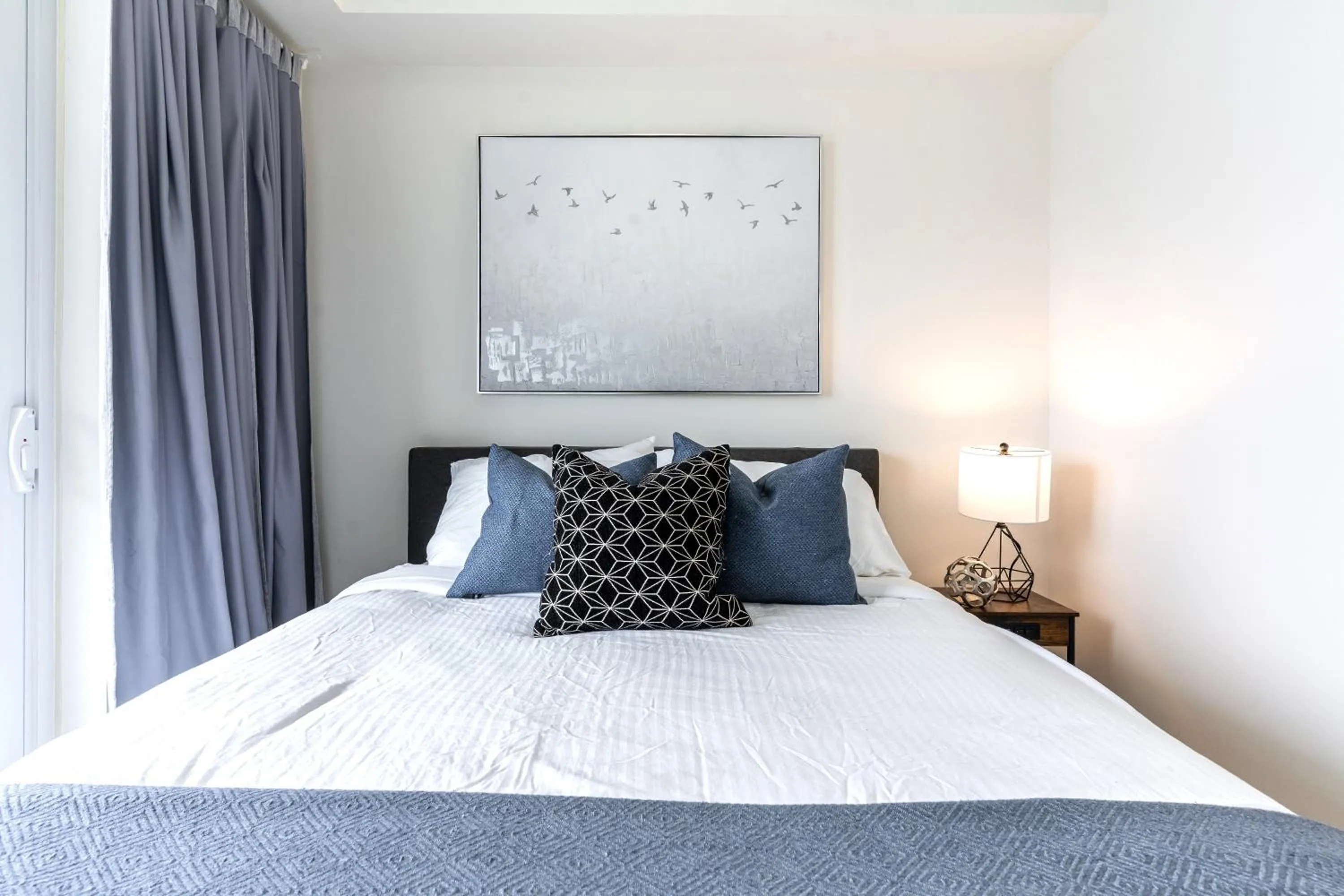 Bed in GLOBALSTAY Modern Downtown Apartment