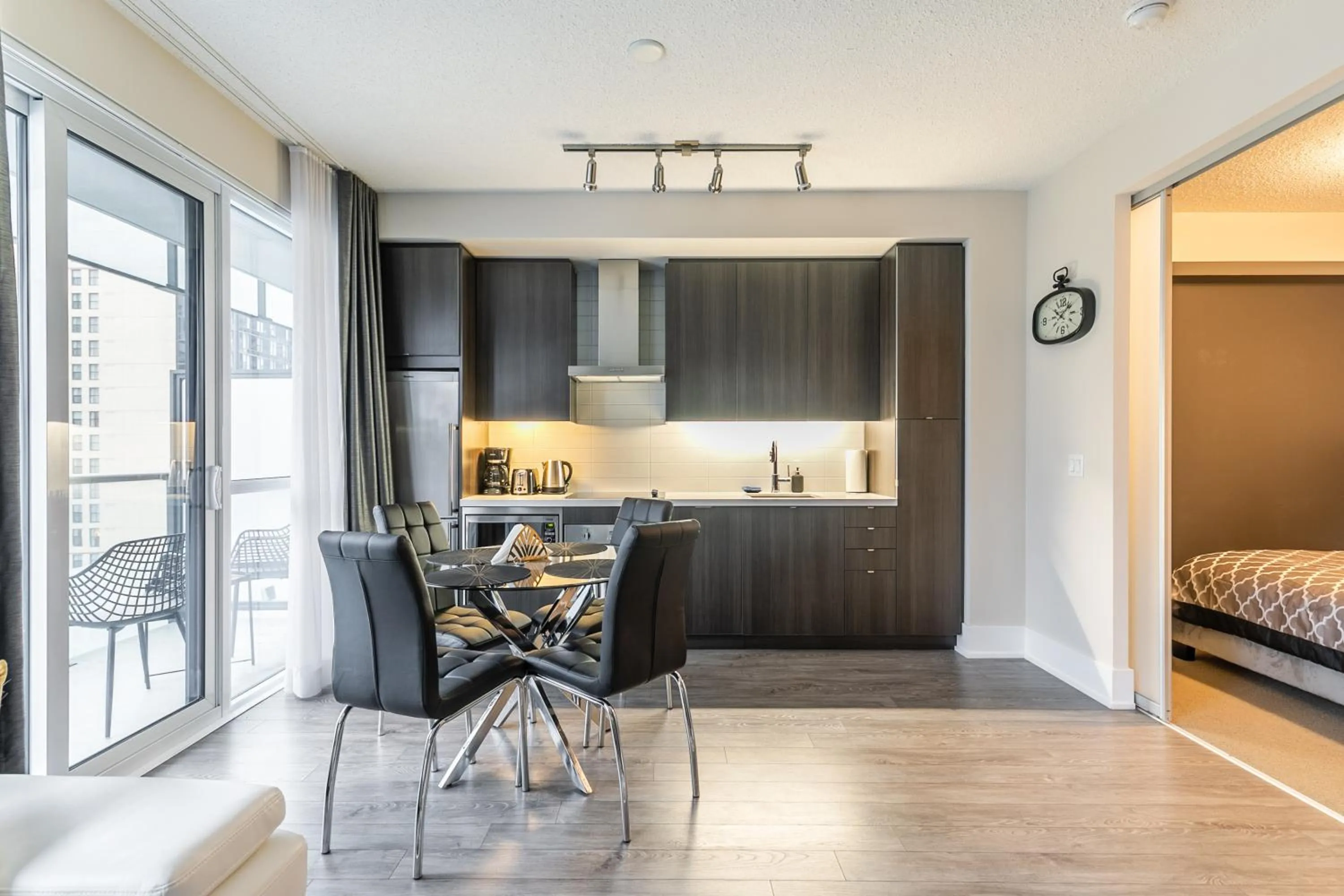 Kitchen or kitchenette in GLOBALSTAY Modern Downtown Apartment