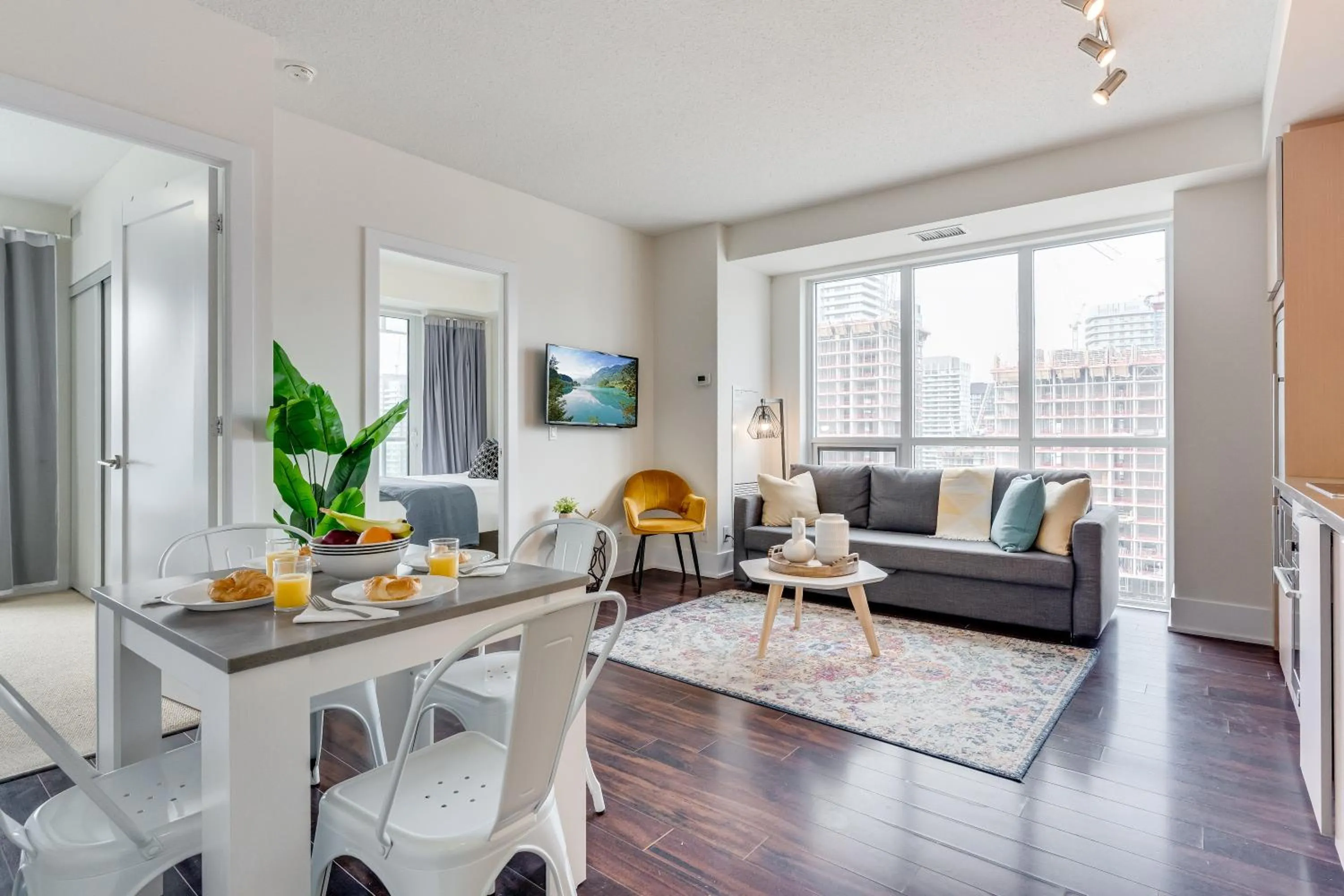 TV and multimedia in GLOBALSTAY Modern Downtown Apartment