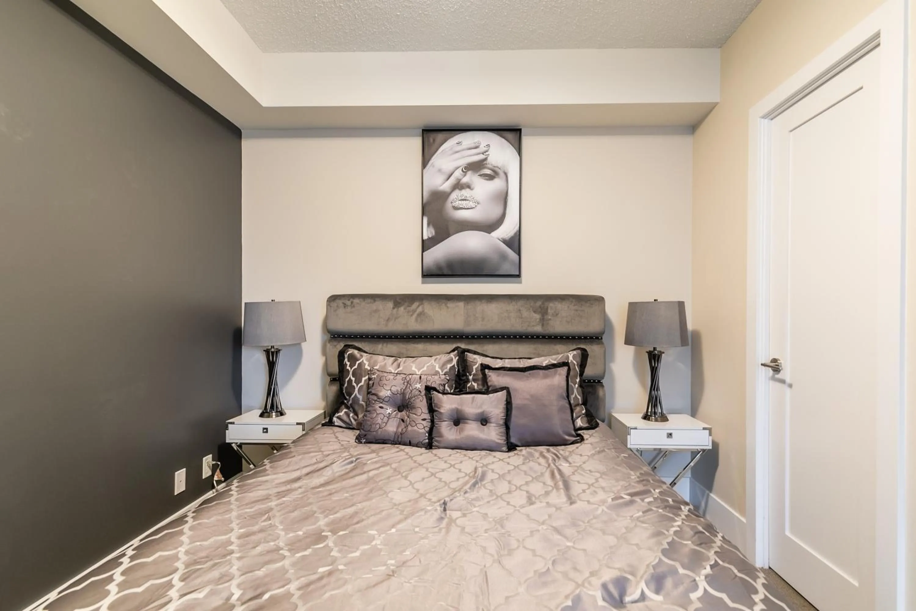 Bed in GLOBALSTAY Modern Downtown Apartment